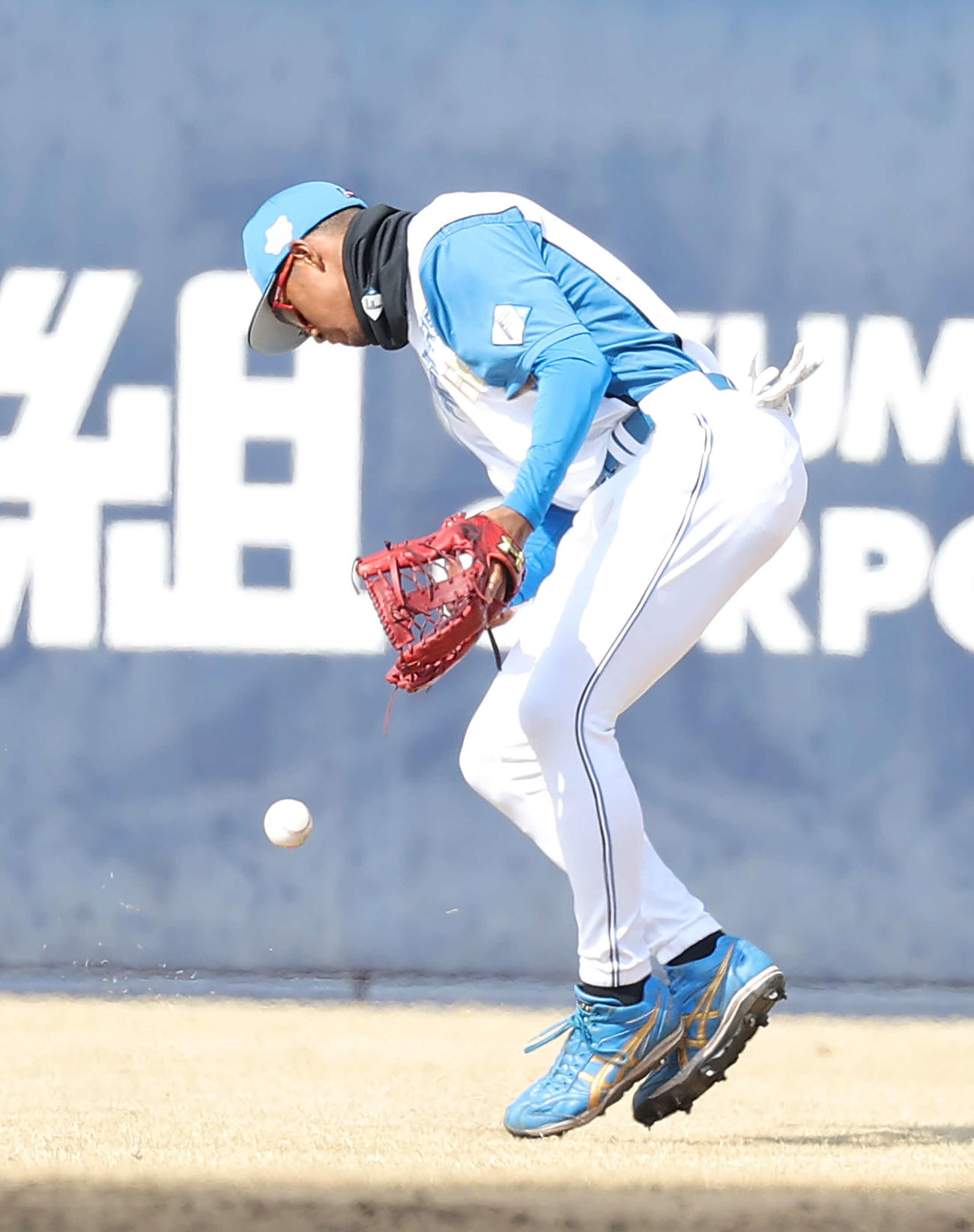 日本ハム対ロッテ　3回表ロッテ2死二塁、高部の打球をファンブルし、二塁走者田村の生還を許す右翼手の万波（撮影・河野匠）
