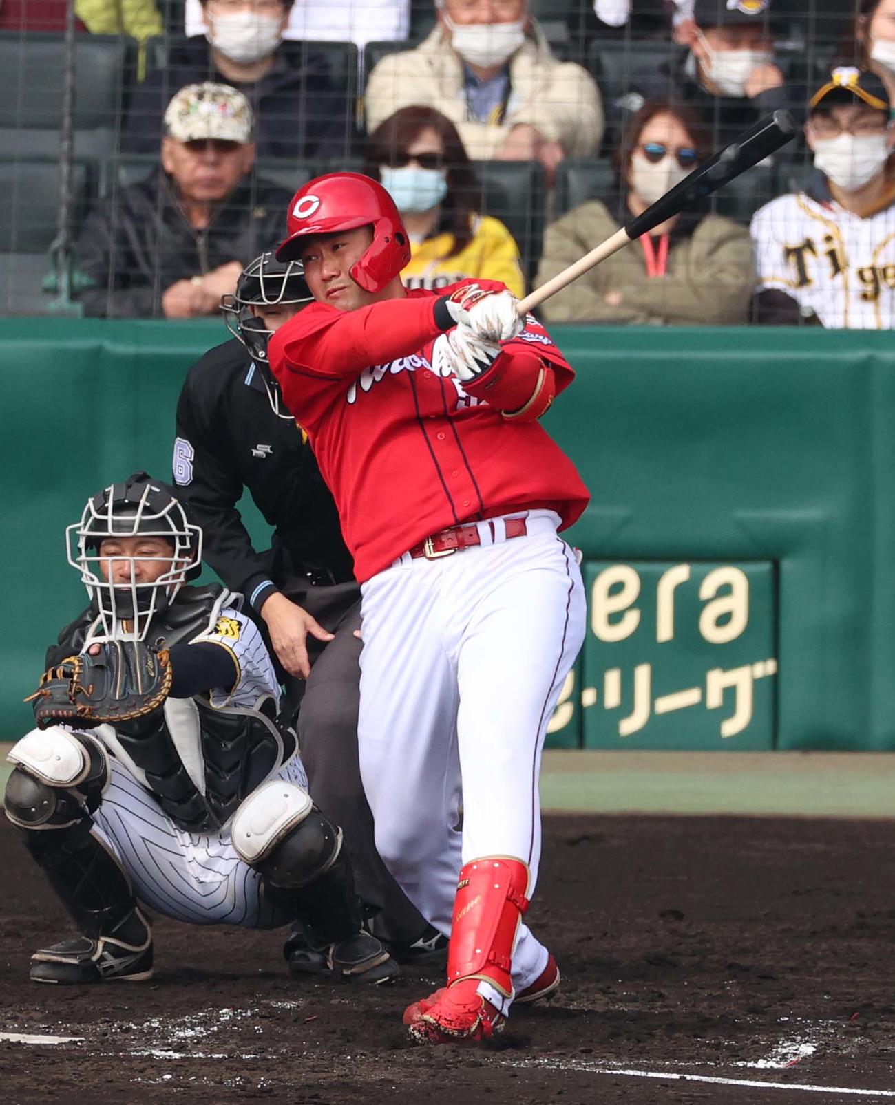 阪神対広島　4回表広島1死、末包は右翼線へ二塁打を放つ（撮影・上田博志）
