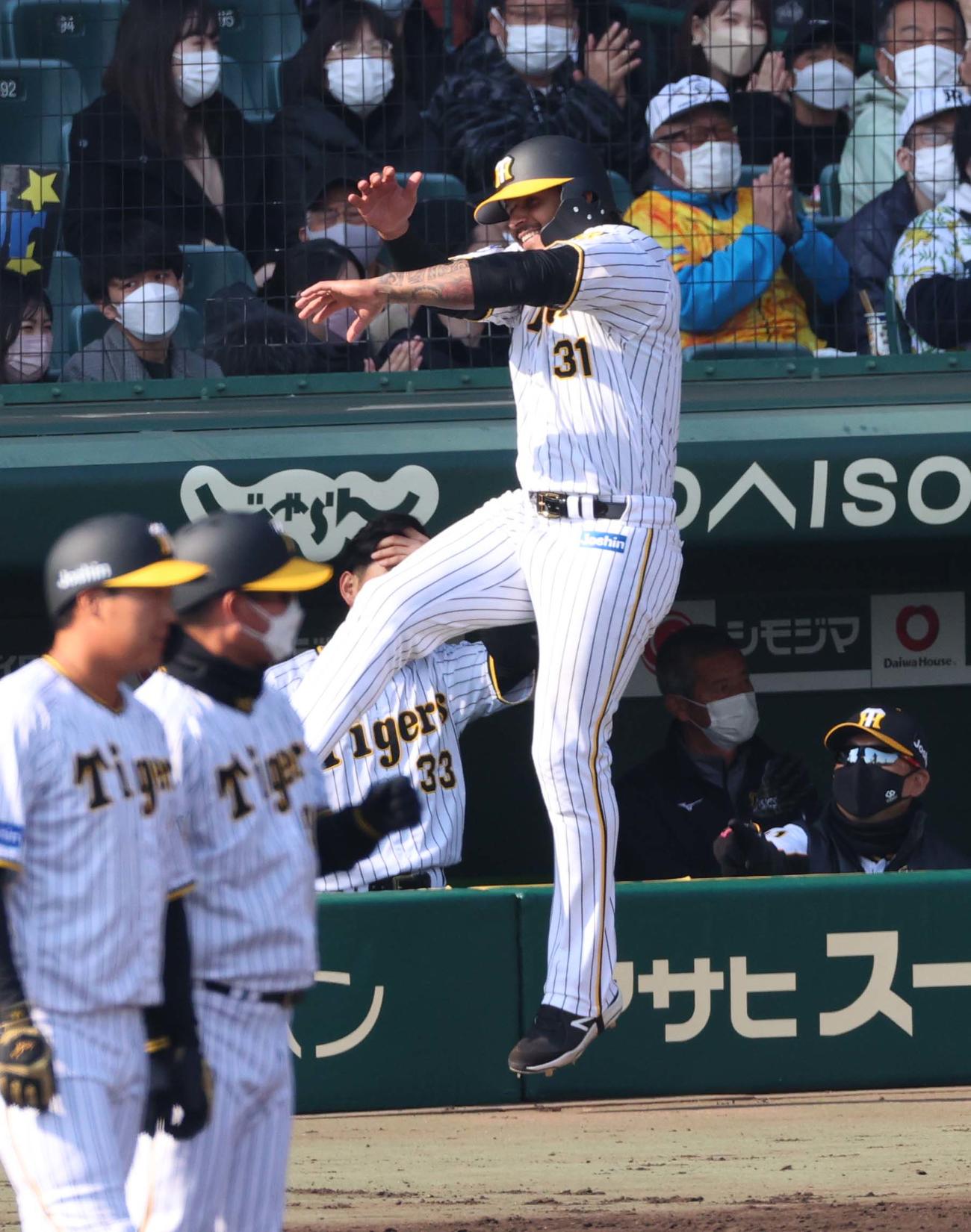 阪神対広島　6回裏阪神1死満塁、ロハス・ジュニアの勝ち越し右犠飛で生還し、ラパンパラを決めるマルテ（撮影・上田博志）