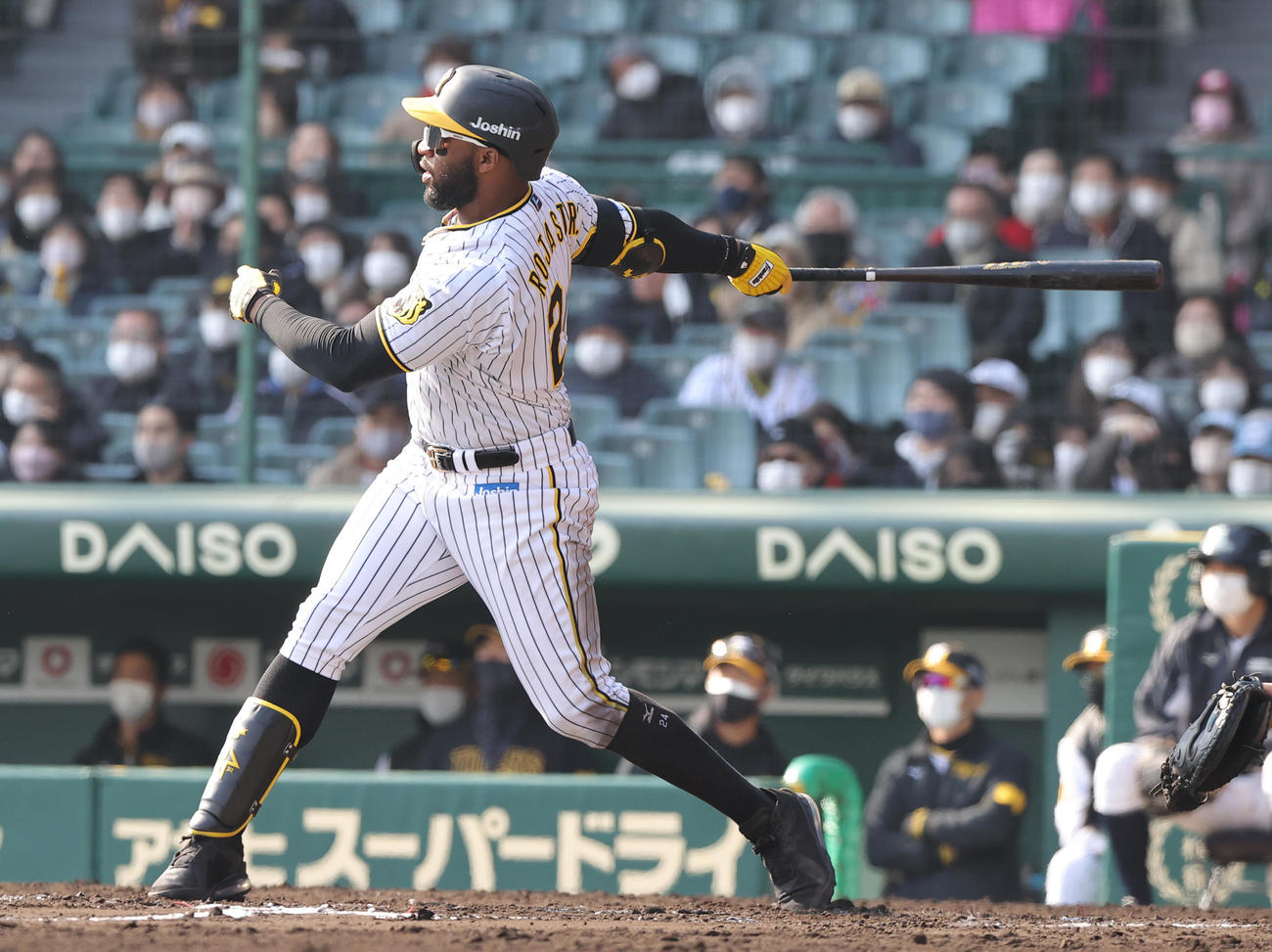 阪神対広島　6回裏阪神1死満塁、ロハス・ジュニアは右飛を放ち犠飛とする（撮影・上山淳一）