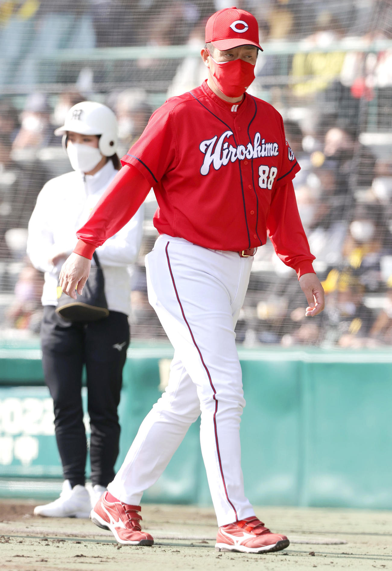 阪神対広島　6回、広島佐々岡監督は選手交代を告げベンチへ戻る（撮影・上山淳一）