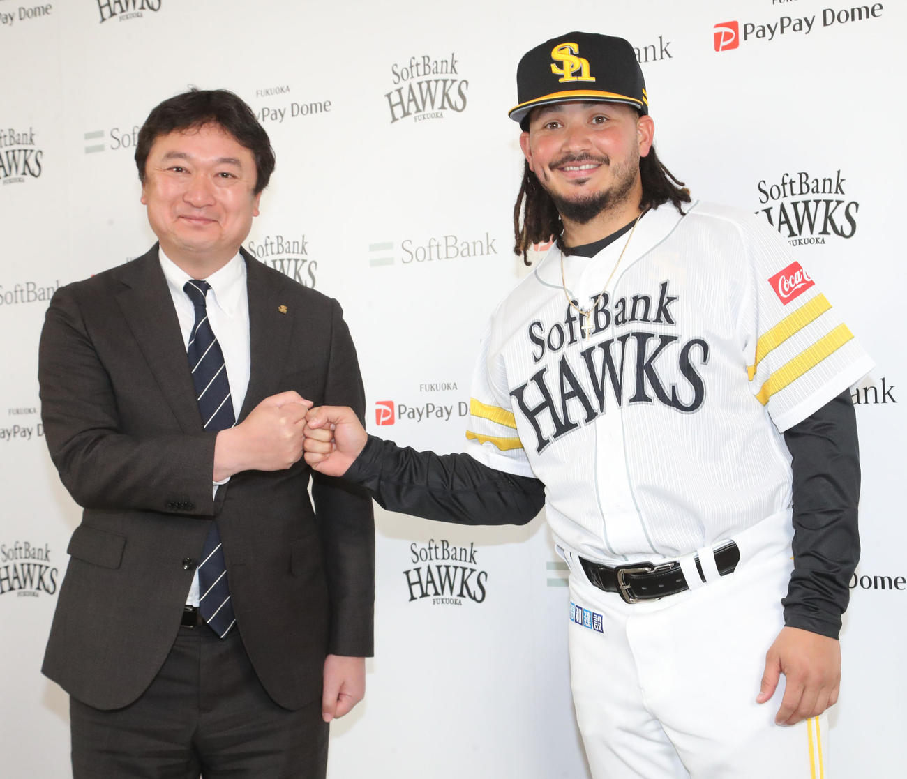 新入団のフレディ・ガルビスと三笠杉彦GM（撮影・梅根麻紀）