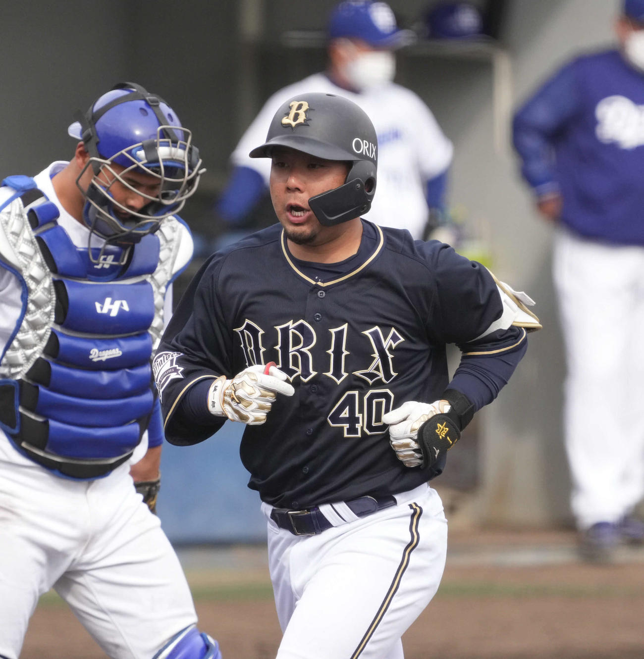 中日対オリックス　7回表オリックス無死、左越え本塁打を放ち生還する大下（右）（撮影・森本幸一）