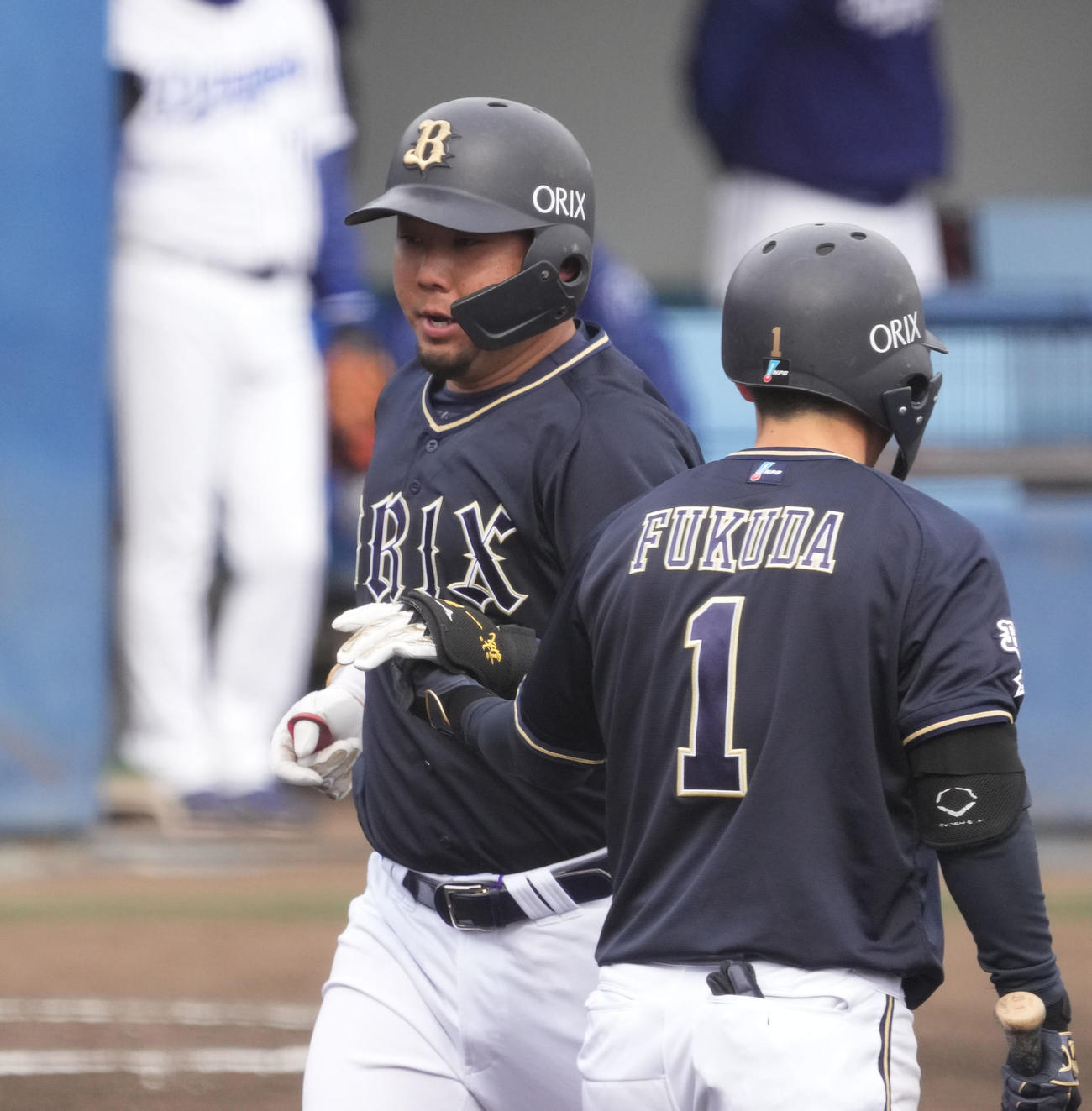 オープン戦中日対オリックス　7回表オリックス無死、左越え本塁打を放ち福田とタッチを交わす大下（左）（撮影・森本幸一）