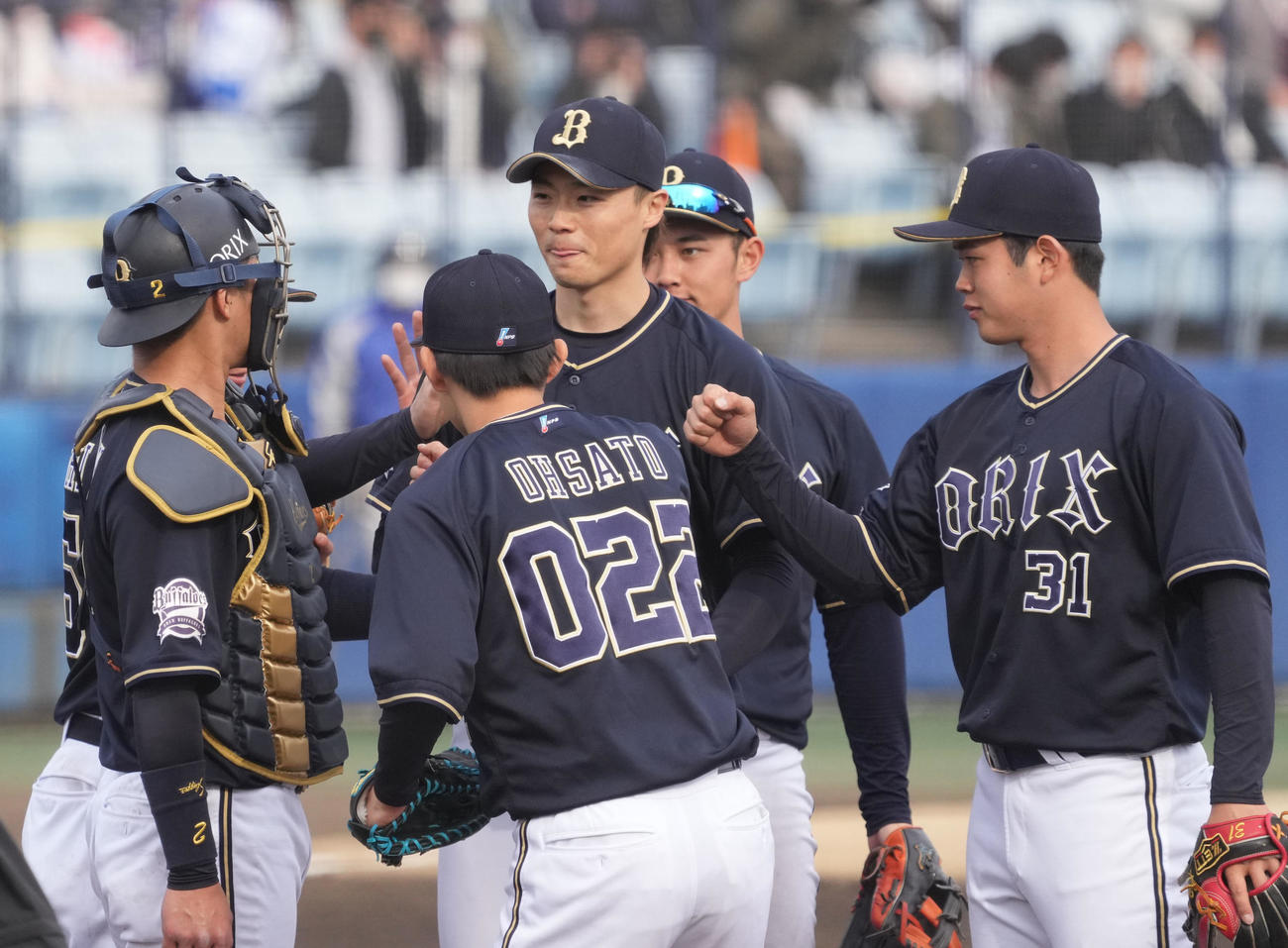 オープン戦中日対オリックス　試合終了、中日に勝利しナインとタッチを交わす山崎福（中央）（撮影・森本幸一）