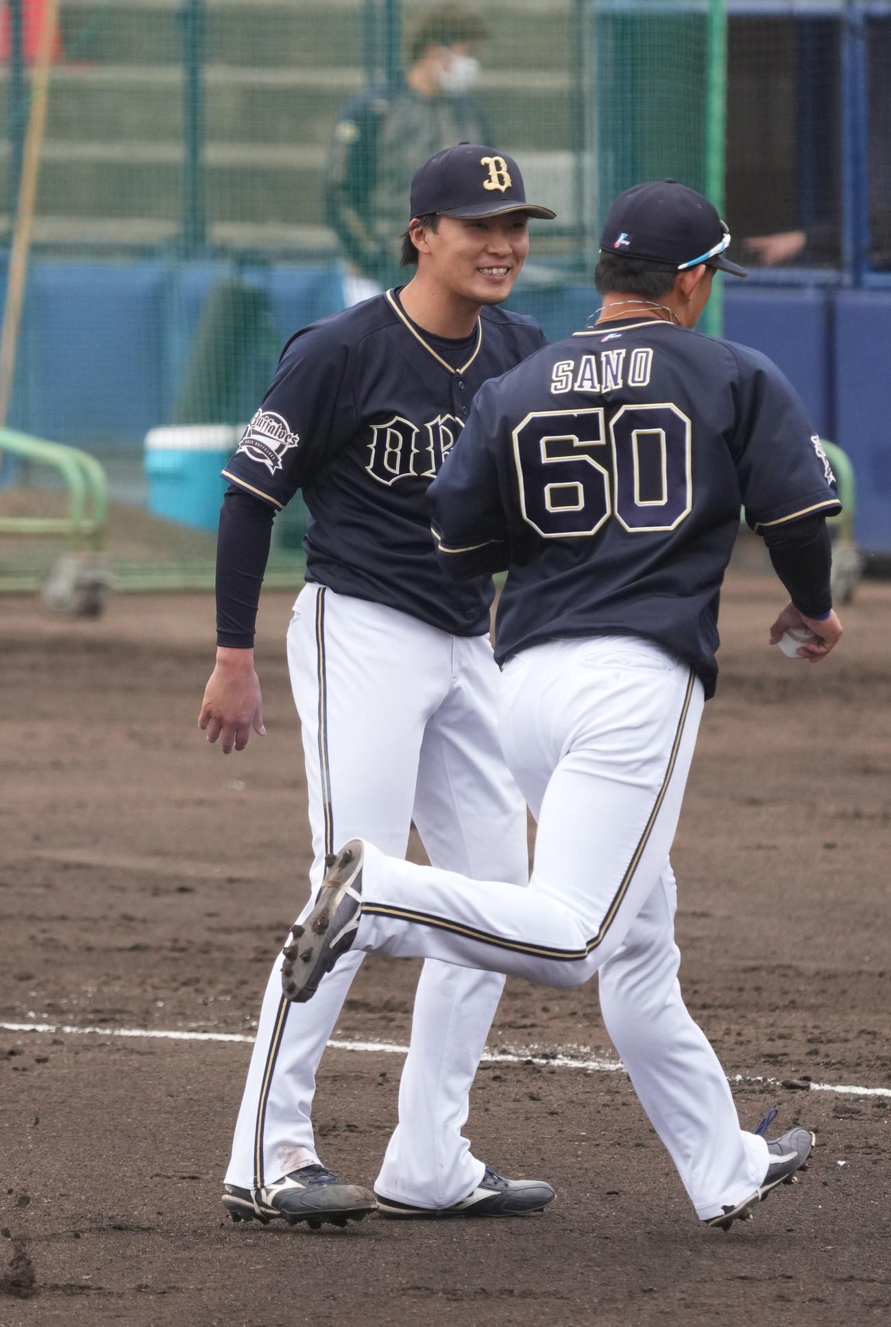 オープン戦中日対オリックス　2回裏中日1死に、三塁、石川昂弥を三直併殺打に打ち取り佐野如（右）と笑顔でタッチを交わす東（左）（撮影・森本幸一）