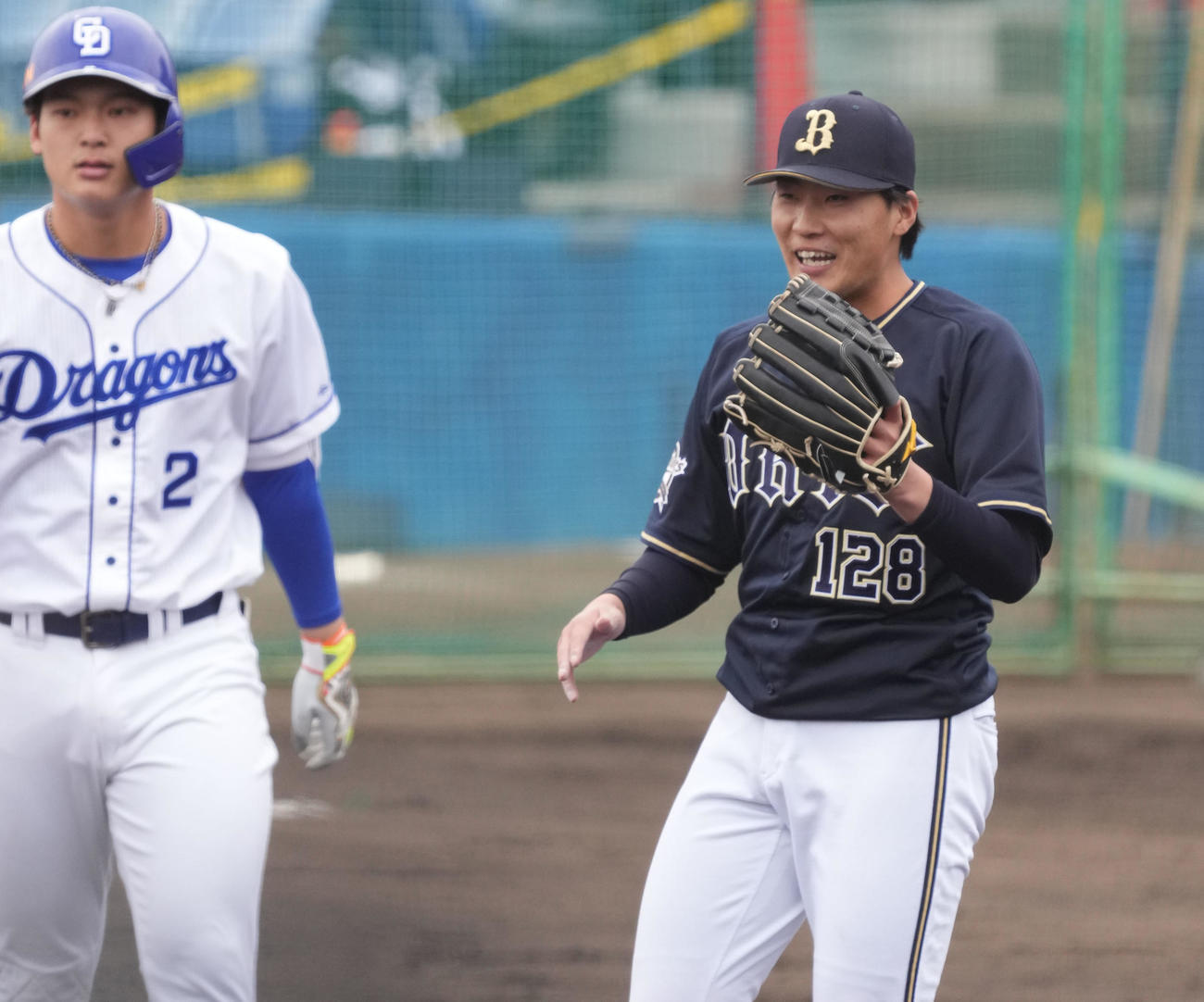 中日対オリックス　2回裏中日1死二、三塁、石川昂（左）を三直併殺に打ち取り笑顔を見せるオリックス東（撮影・森本幸一）