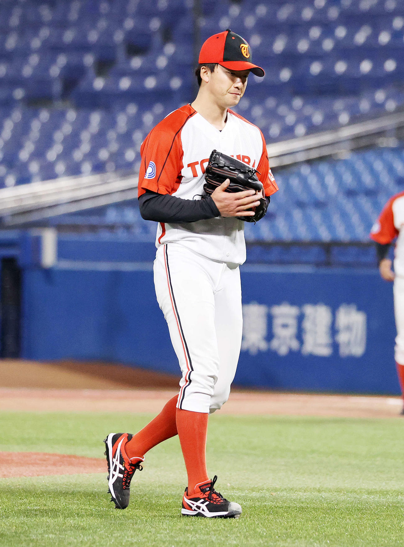 東芝対JR九州　優勝し手をたたく東芝・吉村（撮影・鈴木正人）