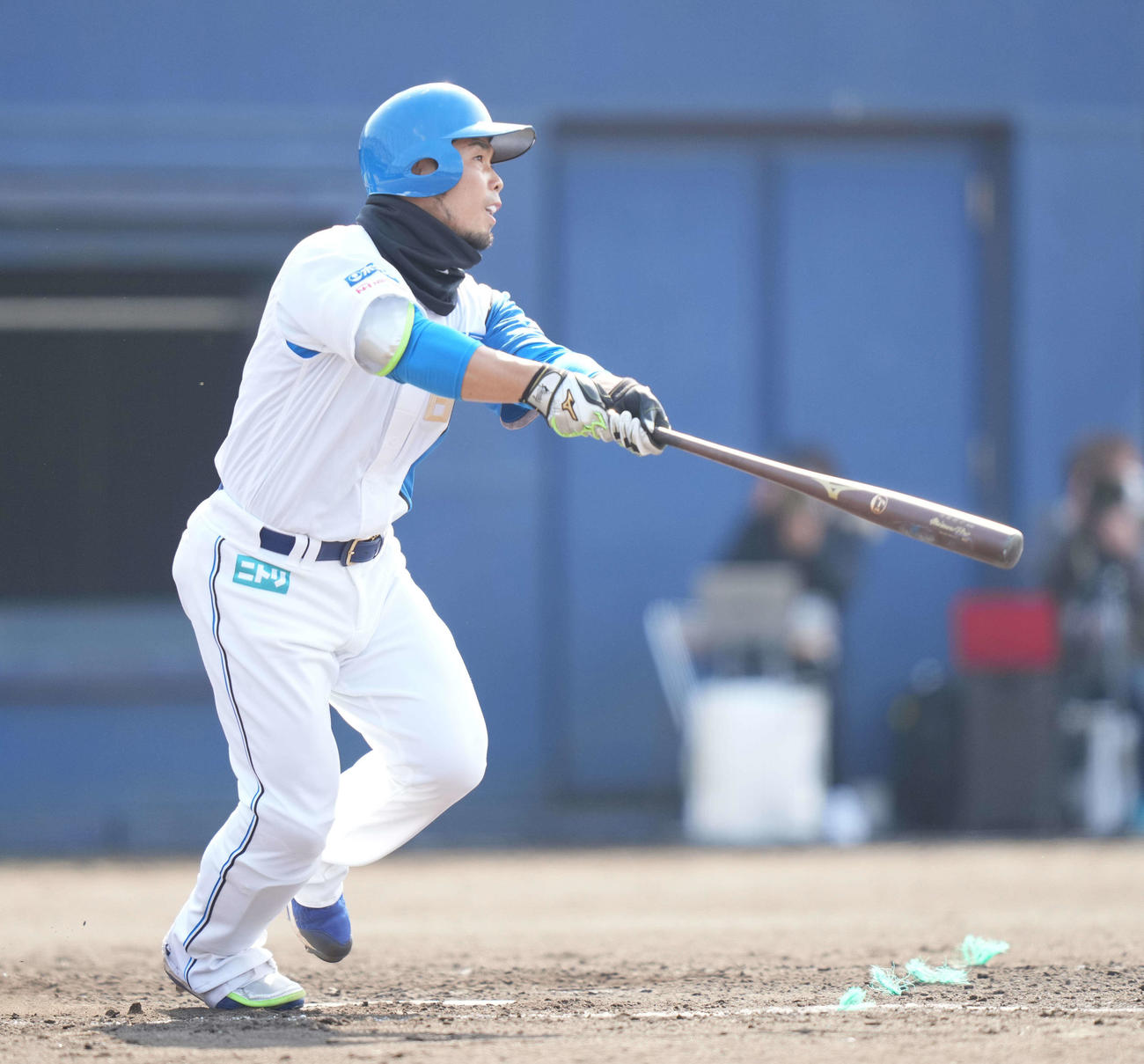 日本ハム対ロッテ　4回裏日本ハム無死一塁、右越え2点本塁打を放つ近藤（撮影・鈴木みどり）