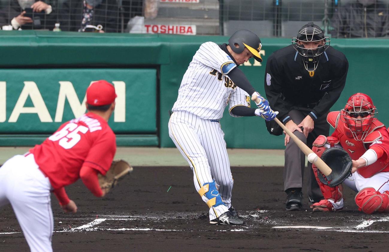 阪神対広島　1回裏阪神無死、近本は左前安打を放つ（撮影・上田博志）