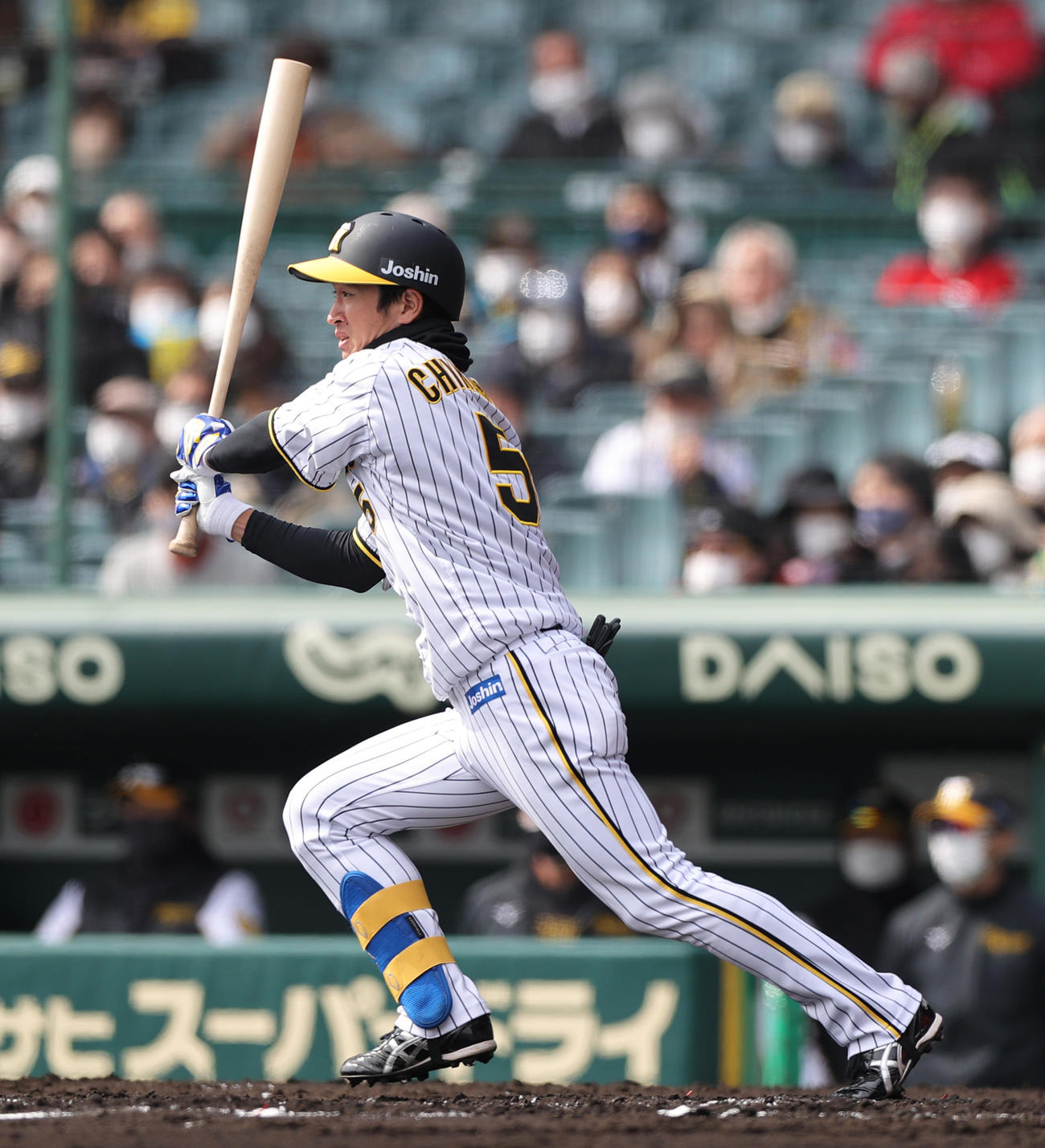 阪神対広島　3回裏阪神2死、近本は二塁内野安打を放つ（撮影・上山淳一）