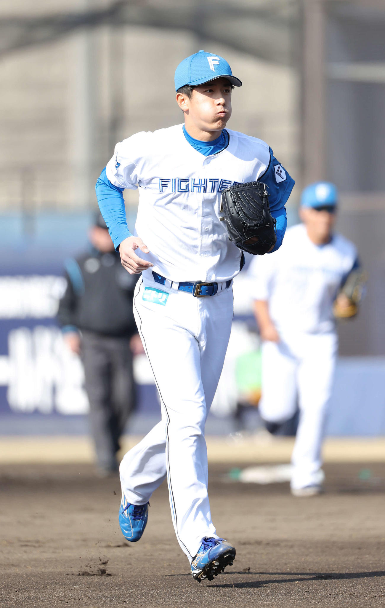 日本ハム対ロッテ　6回表を無失点に抑え、ほおをふくらませながら引き揚げる北山（撮影・河野匠）