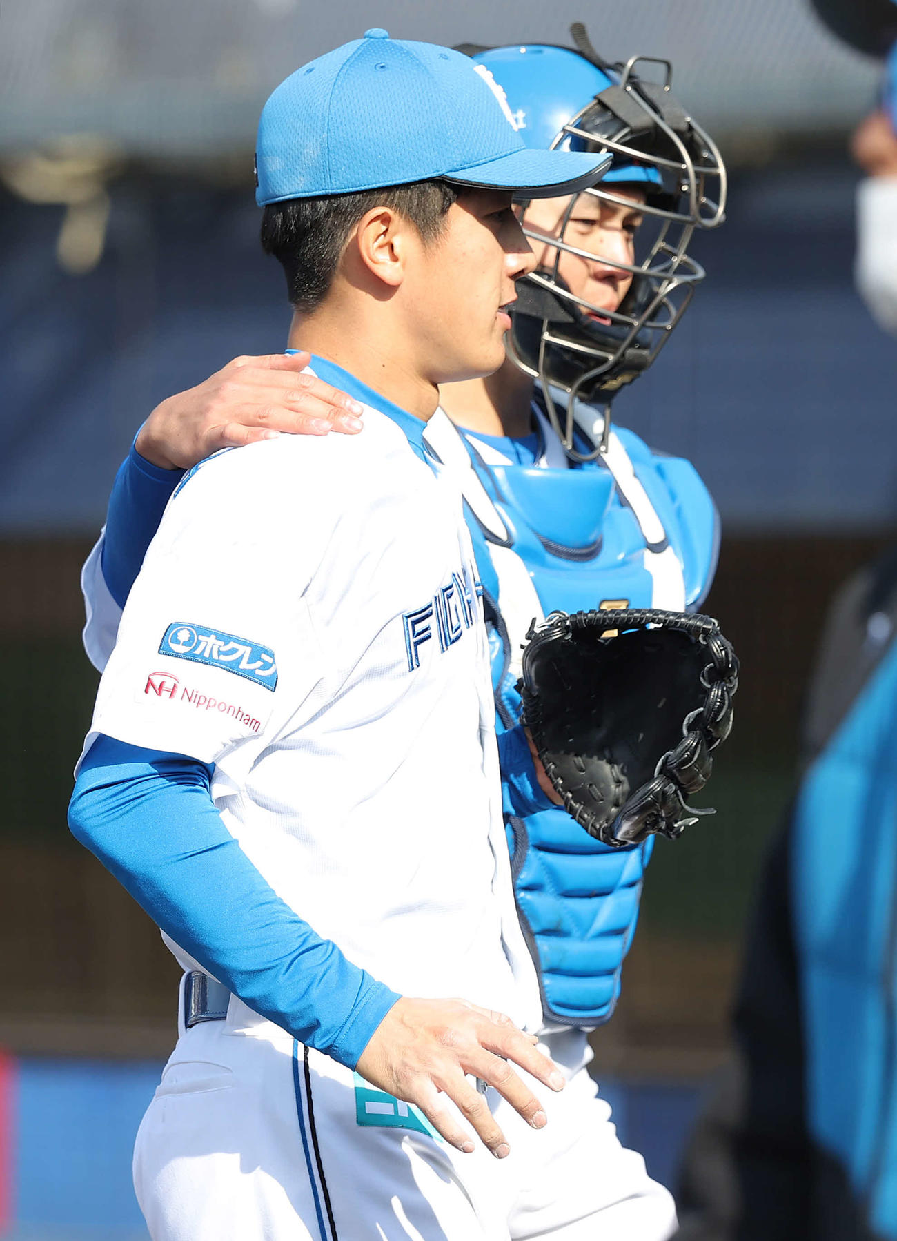 日本ハム対ロッテ　6回表を無失点に抑えた北山（手前）は清水に肩を抱かれる（撮影・河野匠）