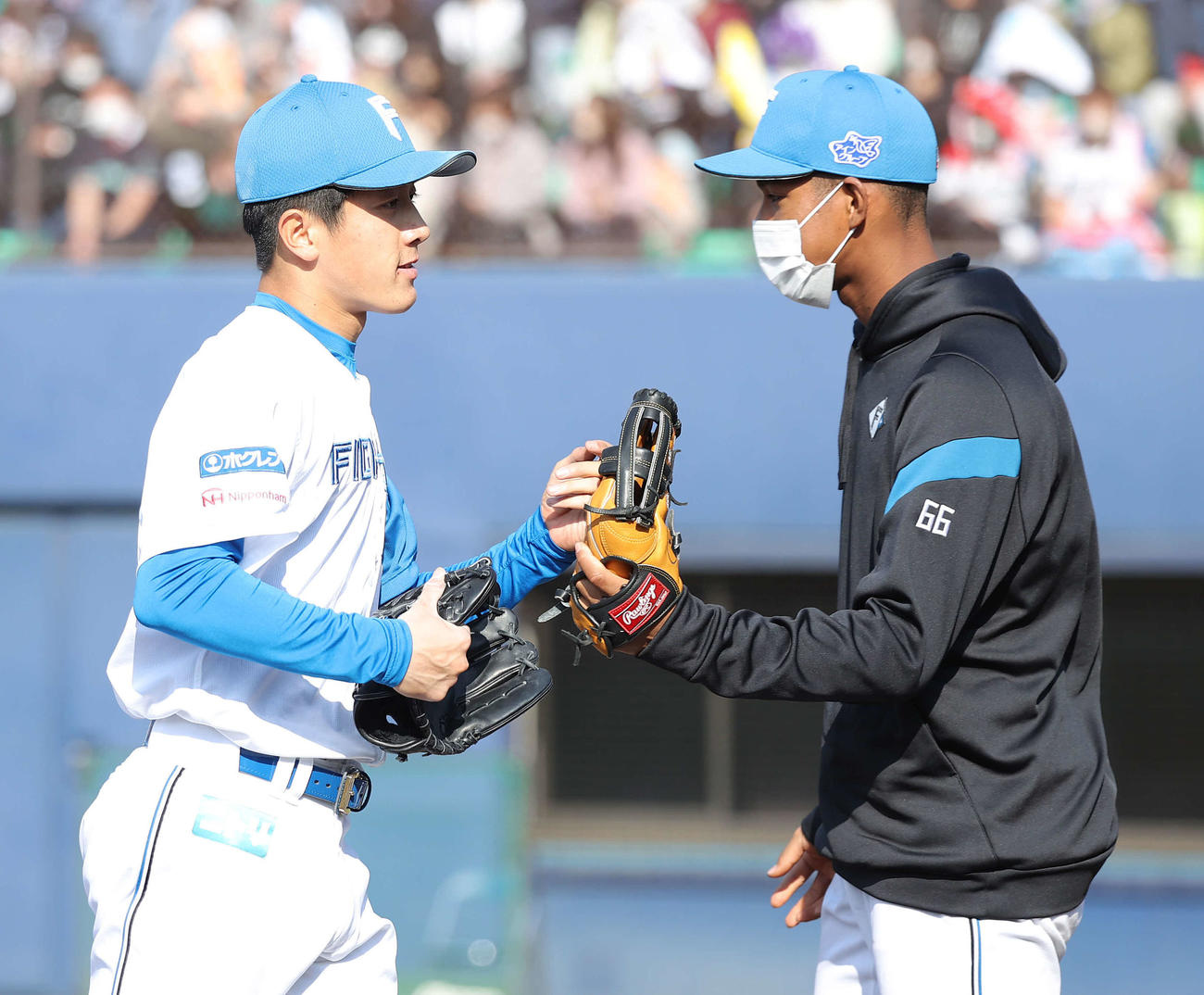 日本ハム対ロッテ　7回表を無失点に抑えた北山（左）は万波に迎えられる（撮影・河野匠）
