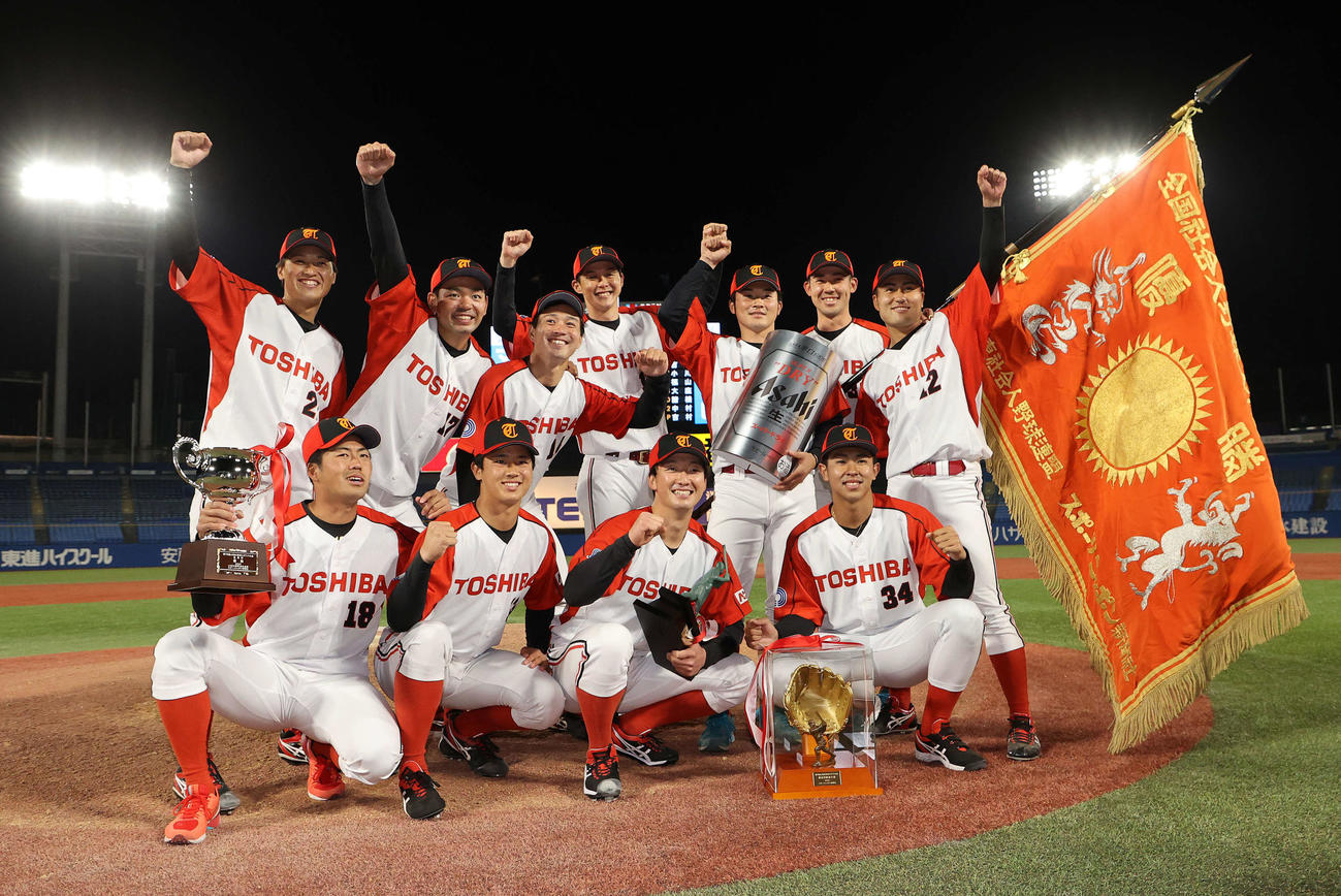東芝対JR九州　優勝しマウンドで喜ぶ東芝の投手陣。前列左から3人目が吉村（撮影・鈴木正人）