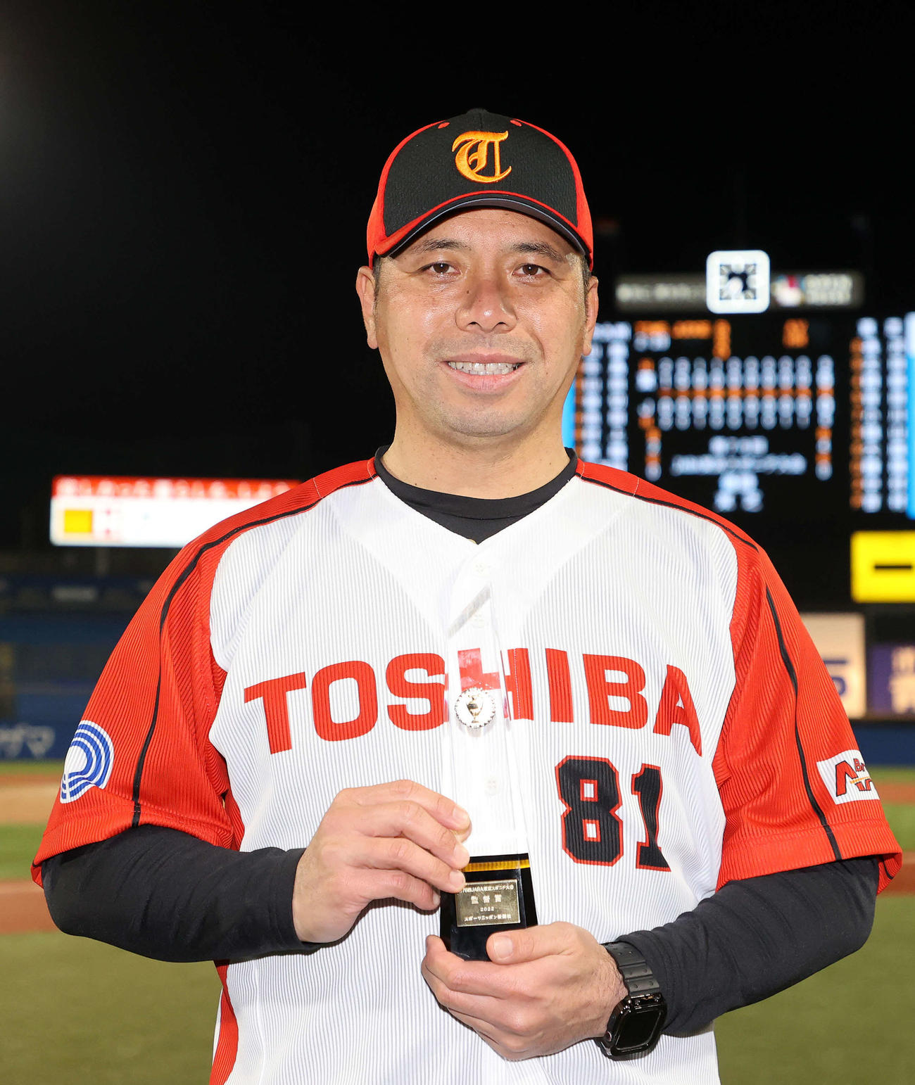 優勝し監督賞を受賞した東芝・平馬監督（撮影・鈴木正人）