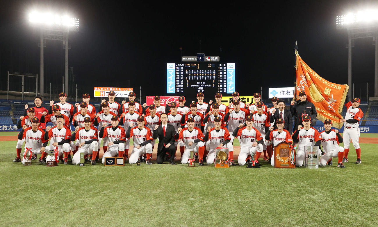 東芝対JR九州　優勝し写真に納まる東芝の選手たち（撮影・鈴木正人）