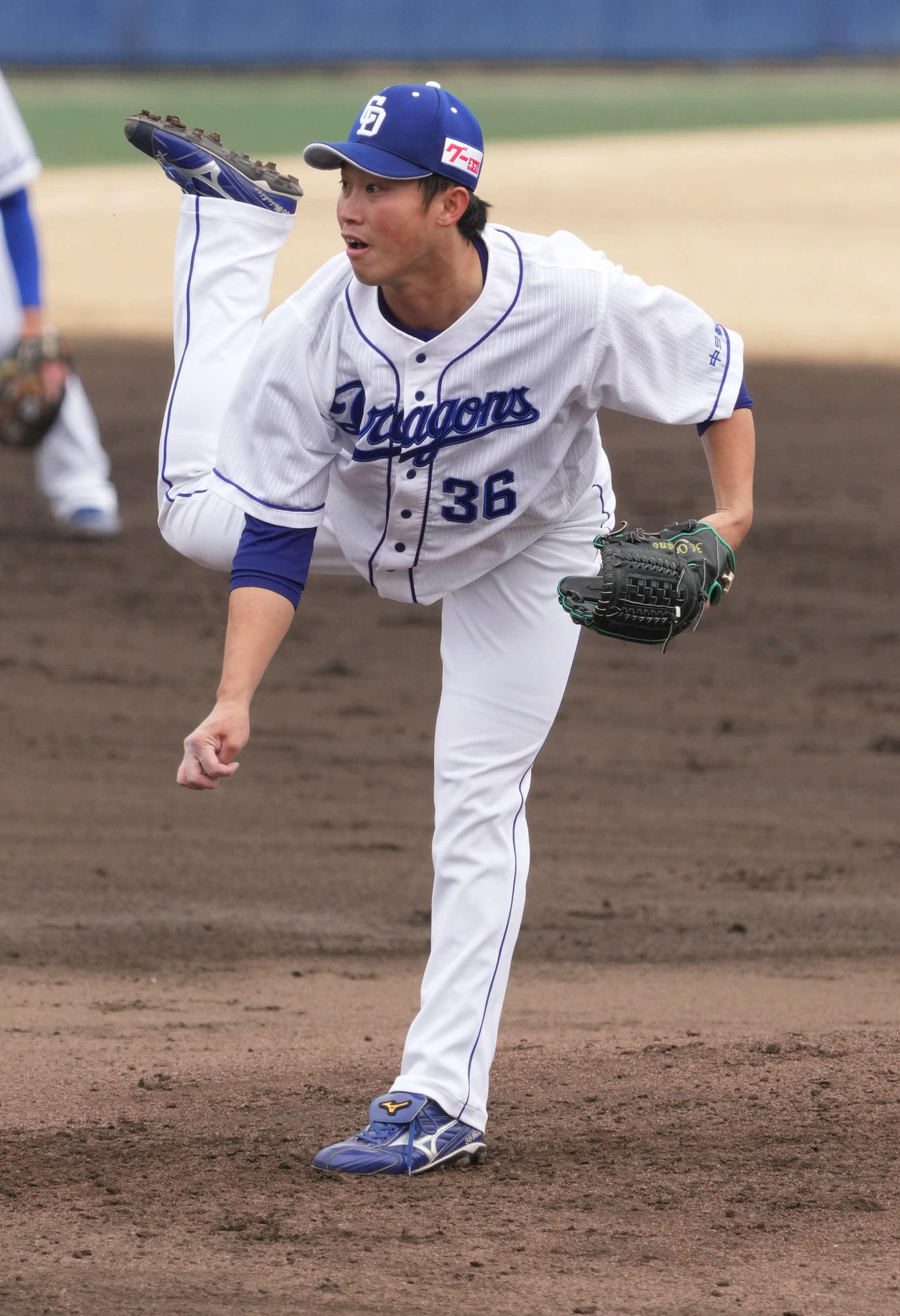 中日対オリックス　3回表、力投する中日先発の岡野（撮影・森本幸一）