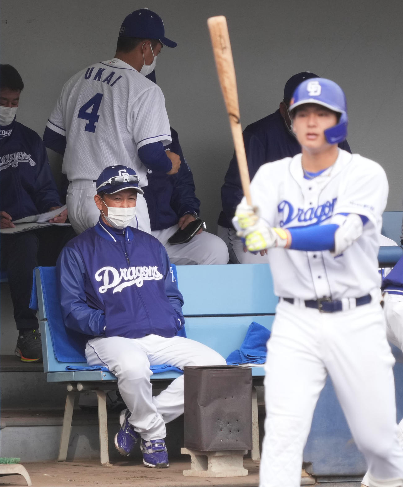 オープン戦中日対オリックス　8回裏、ベンチから試合を見つめる立浪監督（撮影・森本幸一）