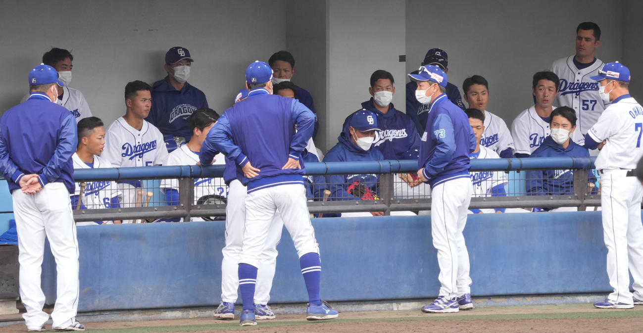 オープン戦中日対オリックス　試合終了、ベンチのナインに言葉をかける立浪監督（撮影・森本幸一）