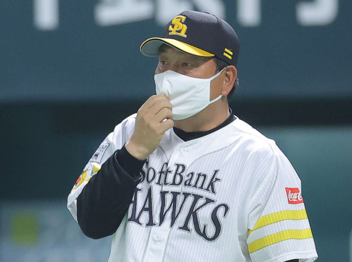 ソフトバンク対巨人　4回裏を終え、選手交代を告げる藤本監督（撮影・河田真司）