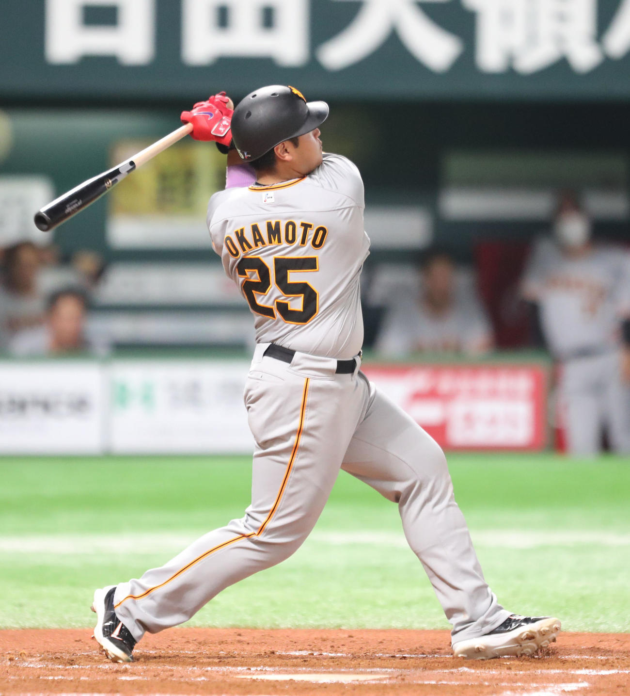 ソフトバンク対巨人　7回表巨人1死、岡本和真は左超えに本塁打を放つ（撮影・梅根麻紀）