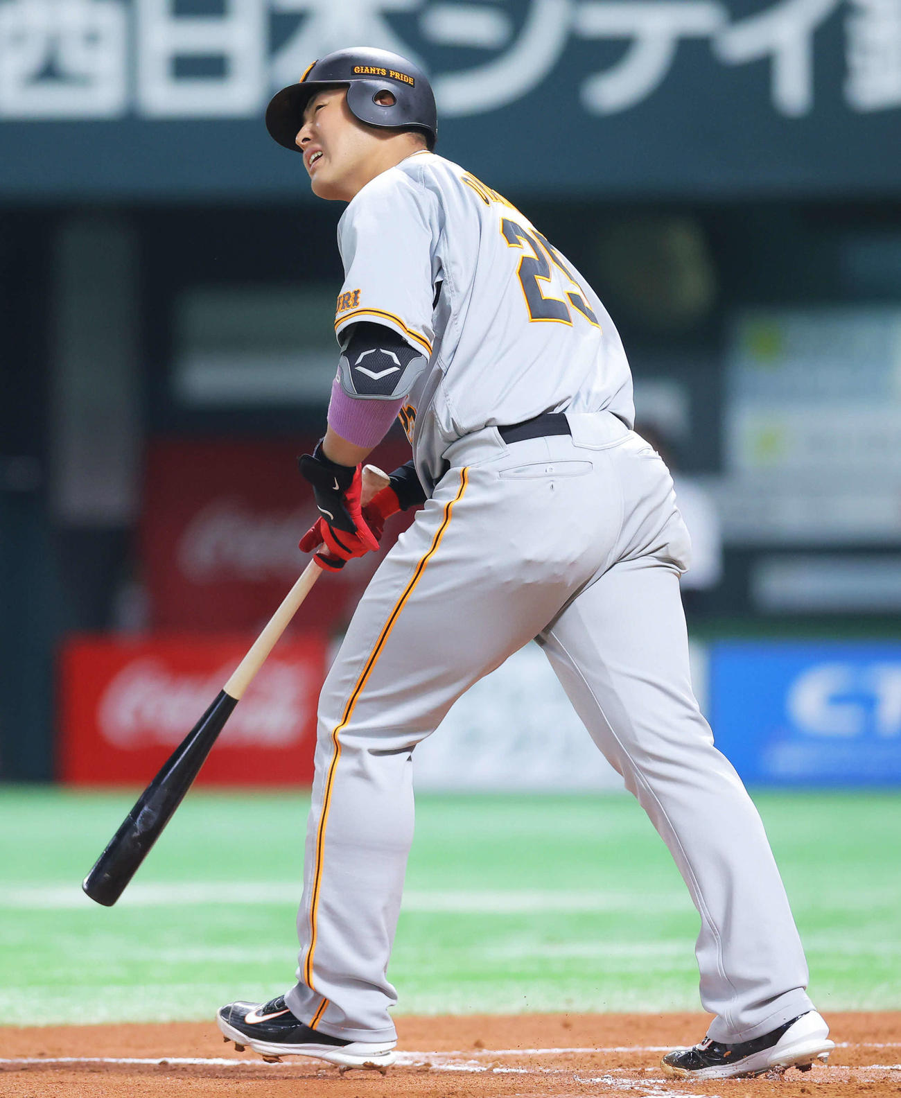 ソフトバンク対巨人　7回表巨人1死、左越えソロ本塁打を放つ岡本和（撮影・河田真司）