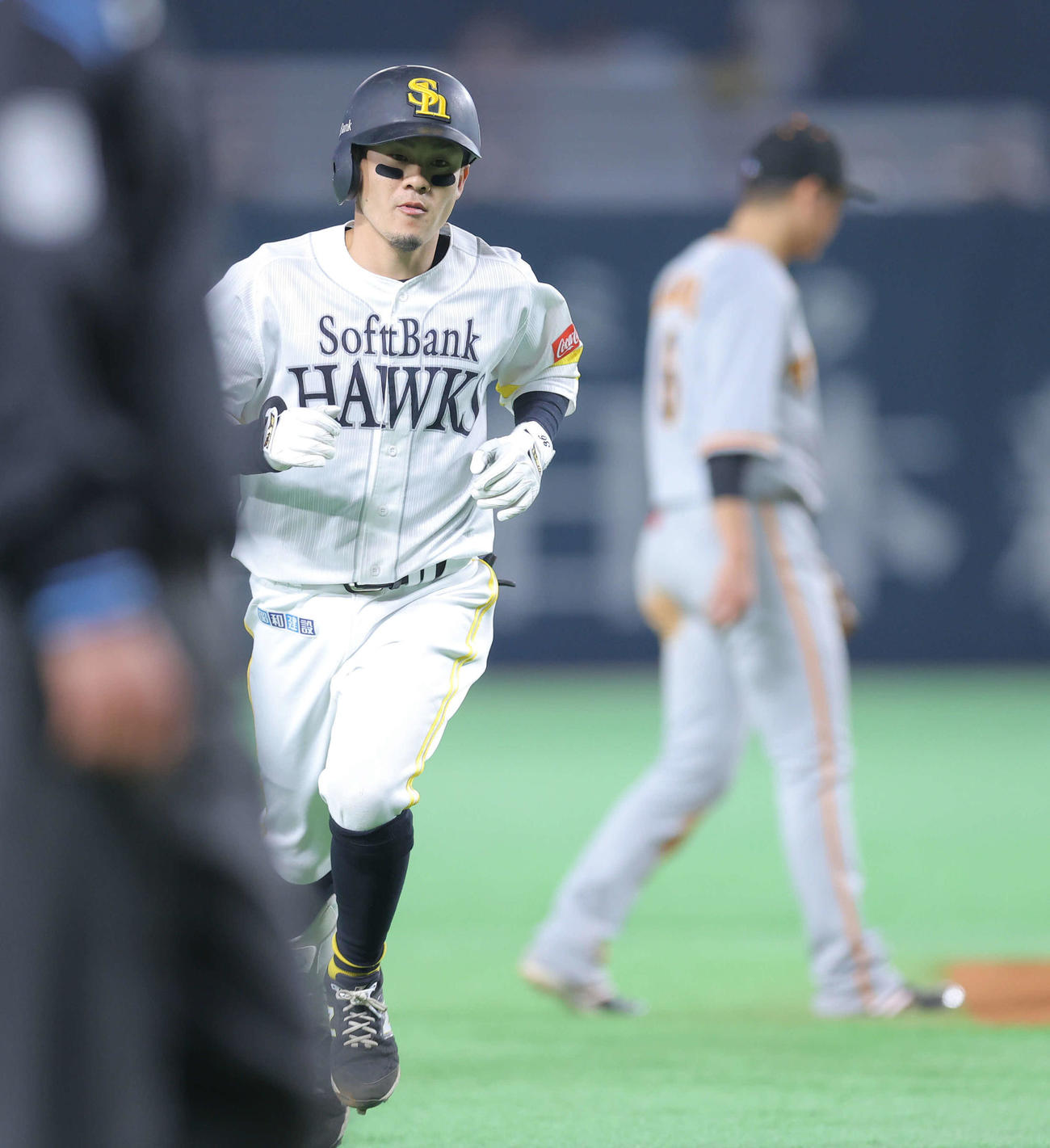 ソフトバンク対巨人　7回裏ソフトバンク2死、右越えソロ本塁打を放ち、二塁を回る牧原（撮影・河田真司）
