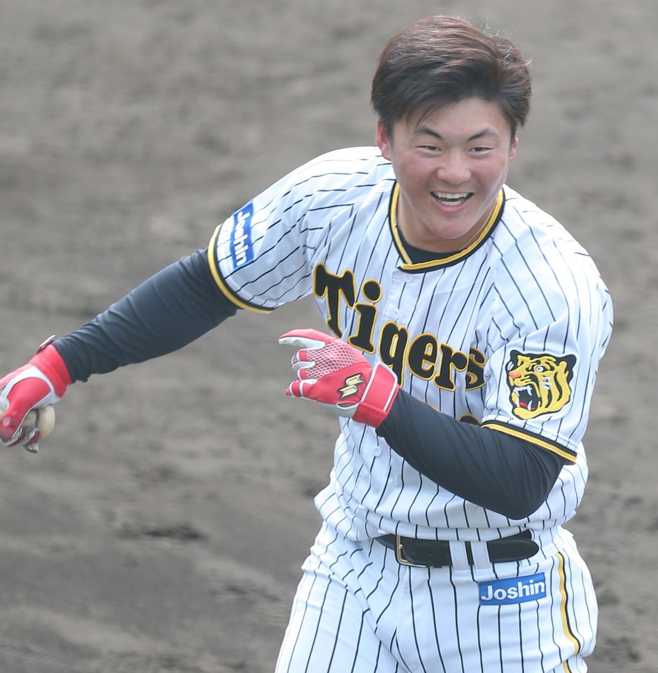 鳴尾浜で笑顔を見せる阪神前川（撮影・上山淳一）