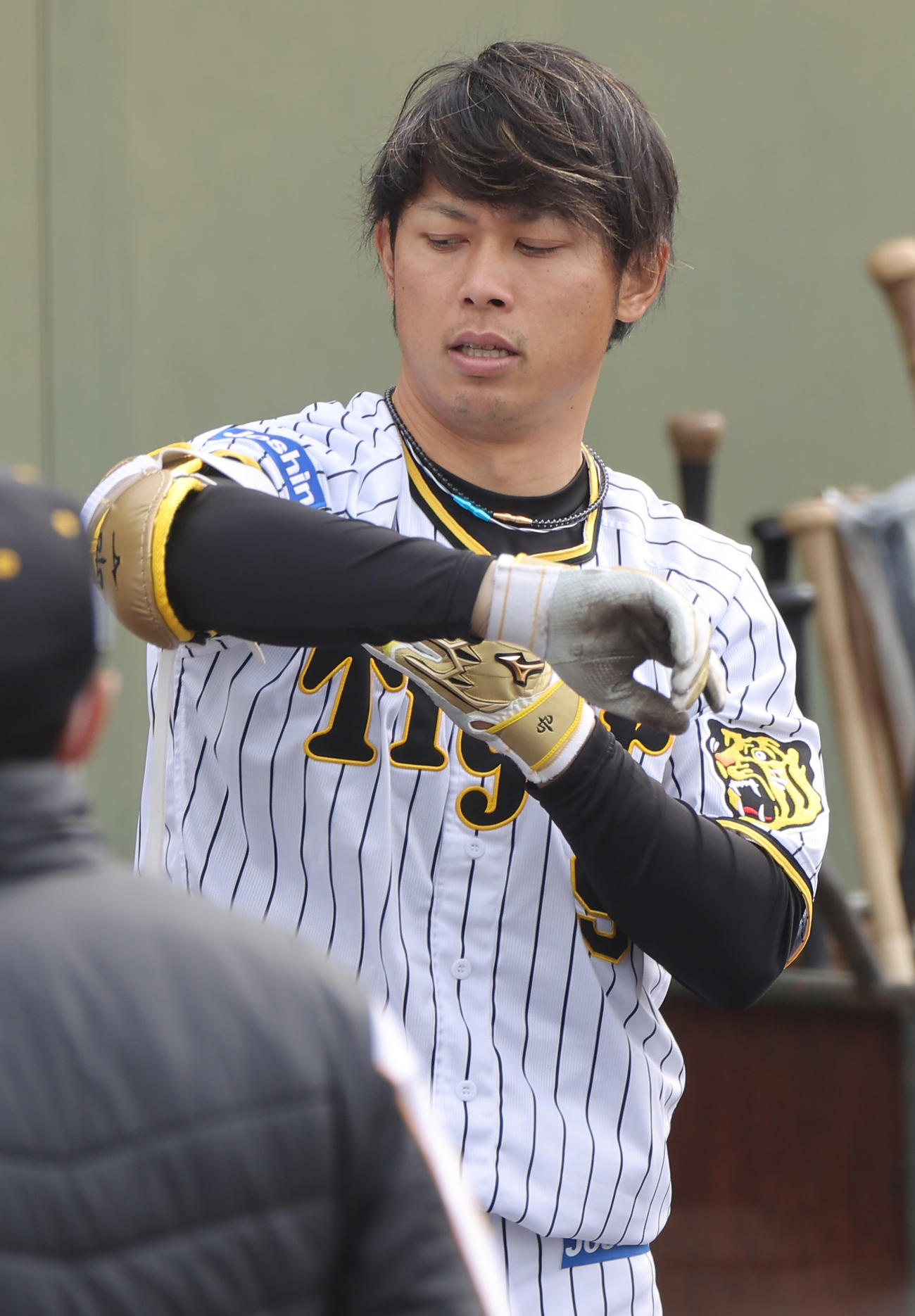 阪神高山はシート打撃の準備をする（撮影・上山淳一）