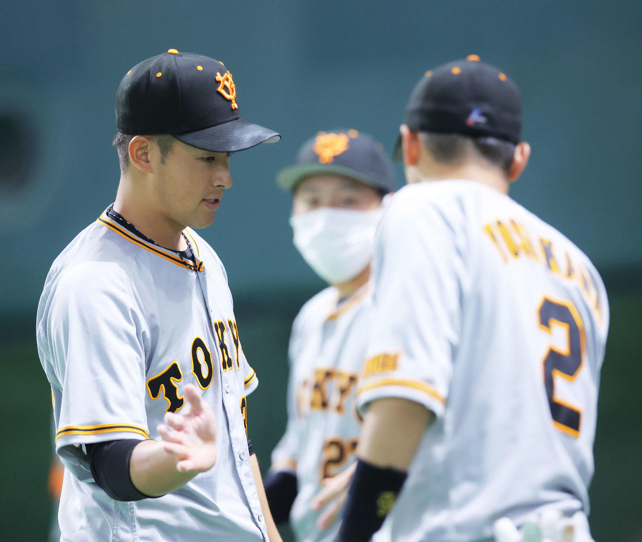 ソフトバンク対巨人　6回裏を抑える堀田（左）（撮影・河田真司）