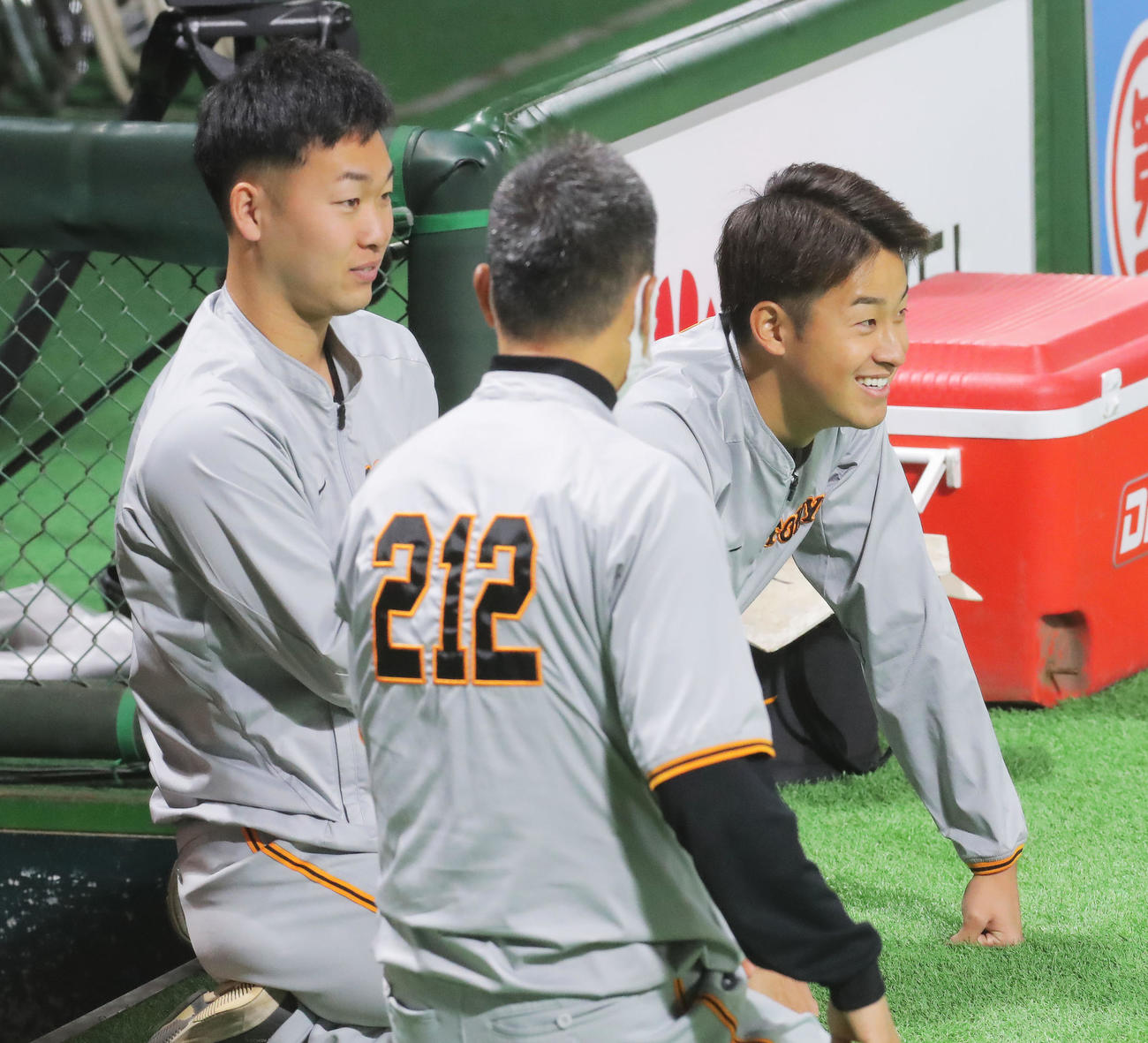 ソフトバンク対巨人　試合前、ストレッチしながらソフトバンクの練習を見る巨人山崎伊（左）と堀田（撮影・河田真司）