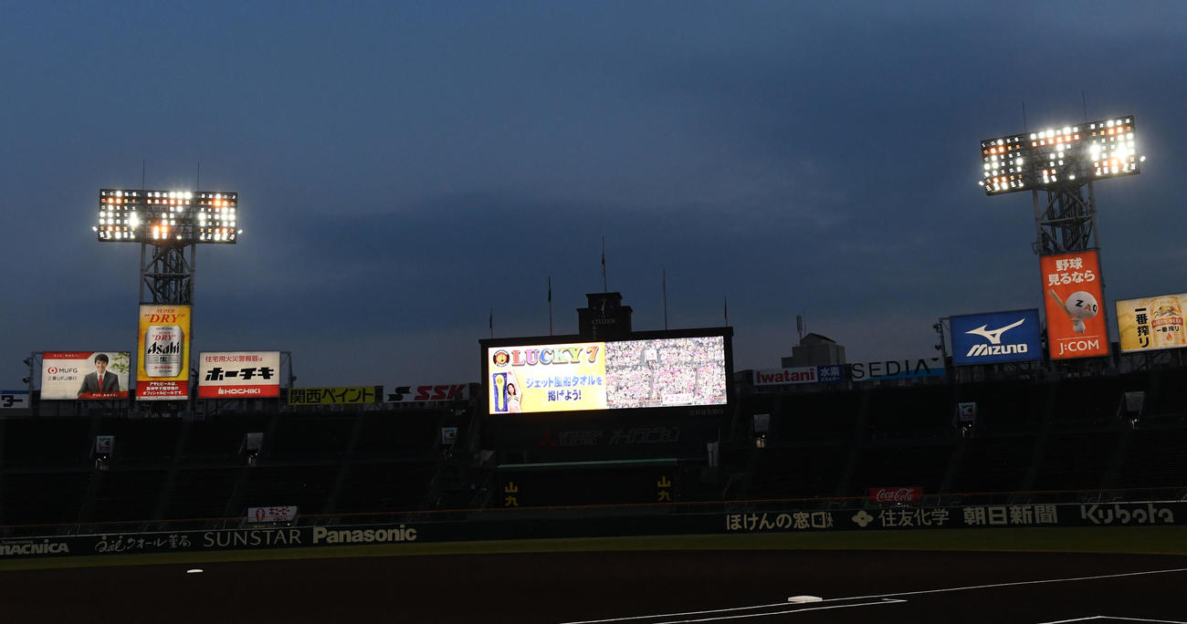 LEDナイター照明で演出されたラッキー7（撮影・前岡正明）
