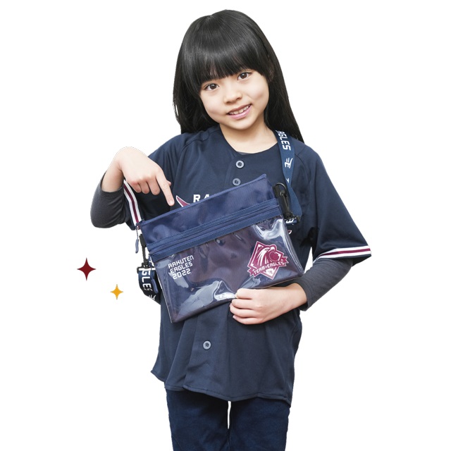 オリジナルサコッシュにピンズをつけて応援してね