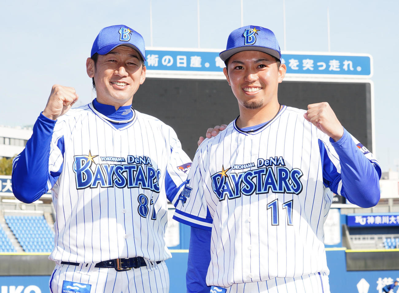 開幕投手に選ばれ、三浦監督（左）と笑顔でポーズをとるDeNA東（撮影・菅敏）