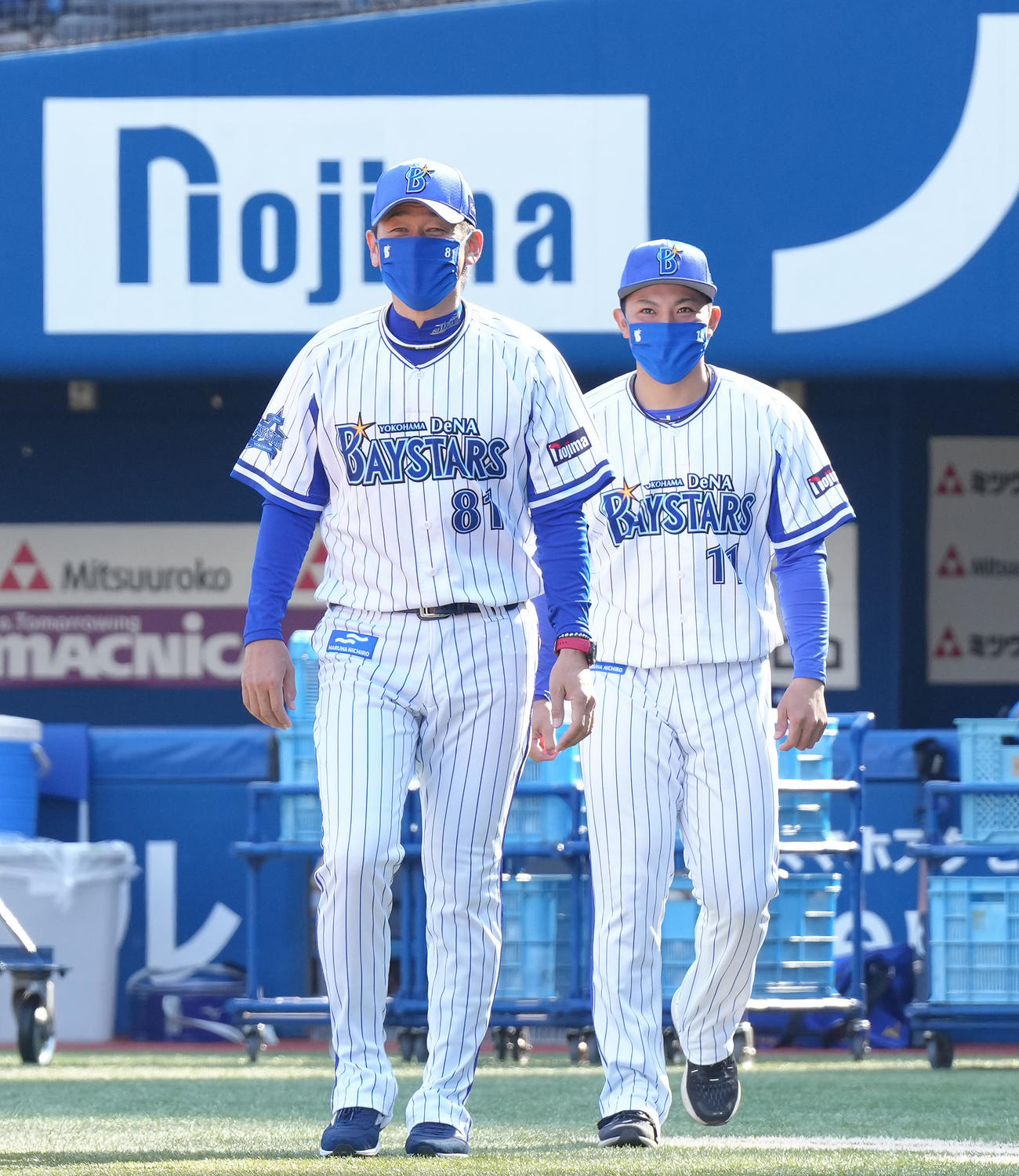 開幕投手に選ばれ、三浦監督（左）と会見に臨むDeNA東（撮影・菅敏）