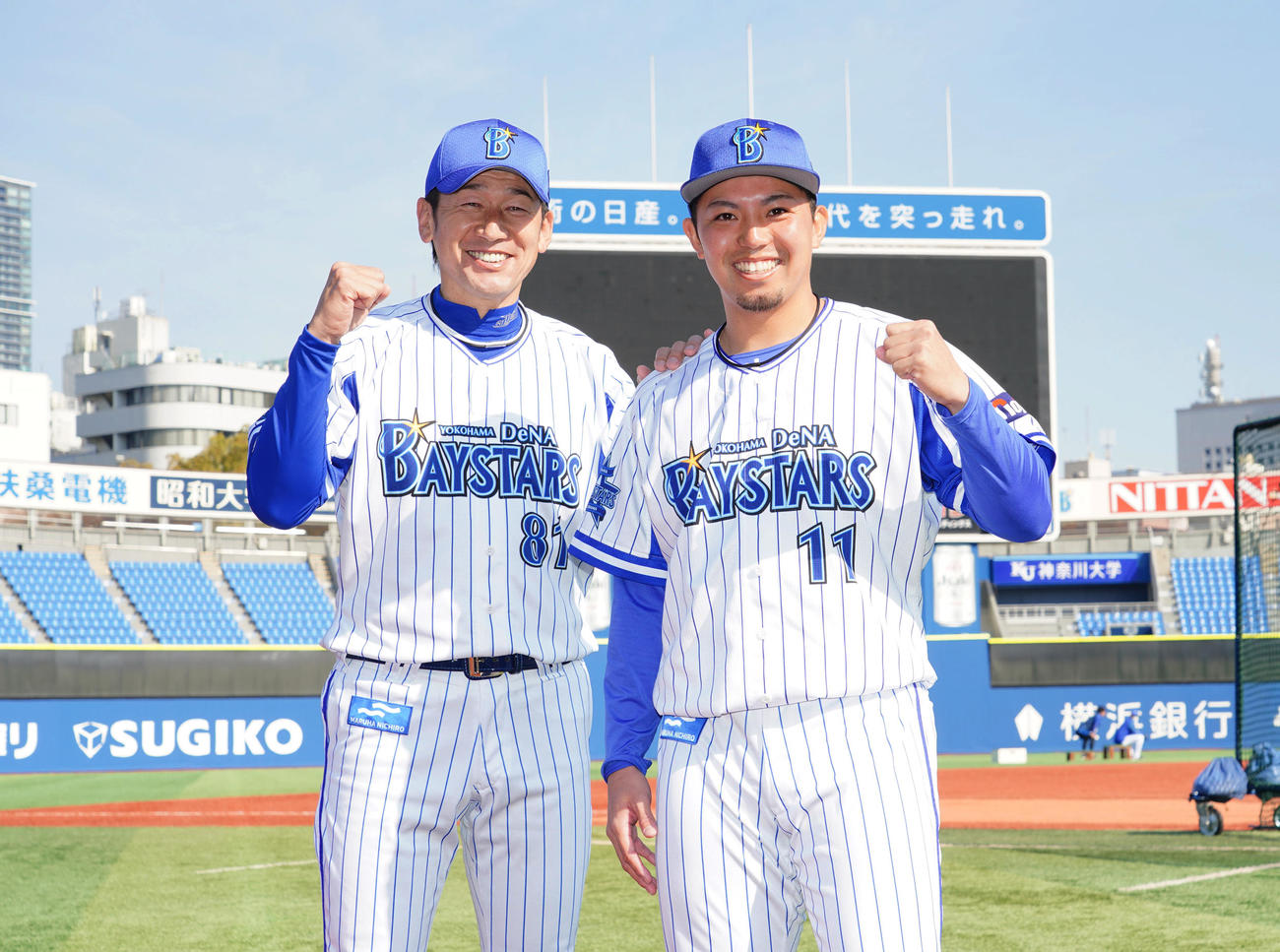 開幕投手に選ばれ、三浦監督（左）と笑顔でポーズをとるDeNA東（撮影・菅敏）
