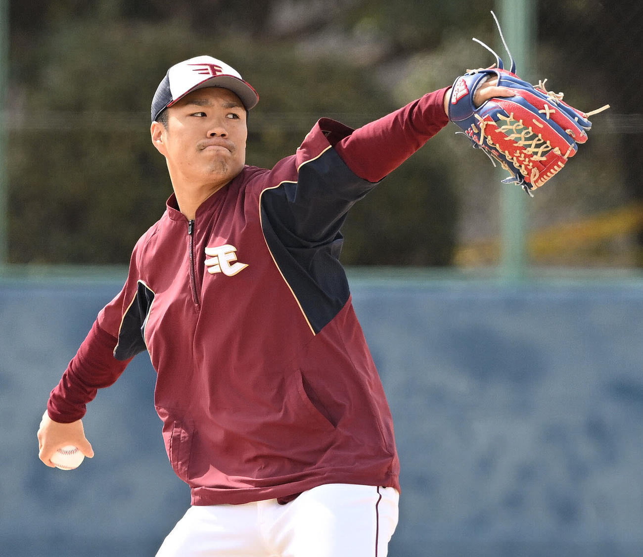 キャッチボールで調整する楽天則本（撮影・滝沢徹郎）