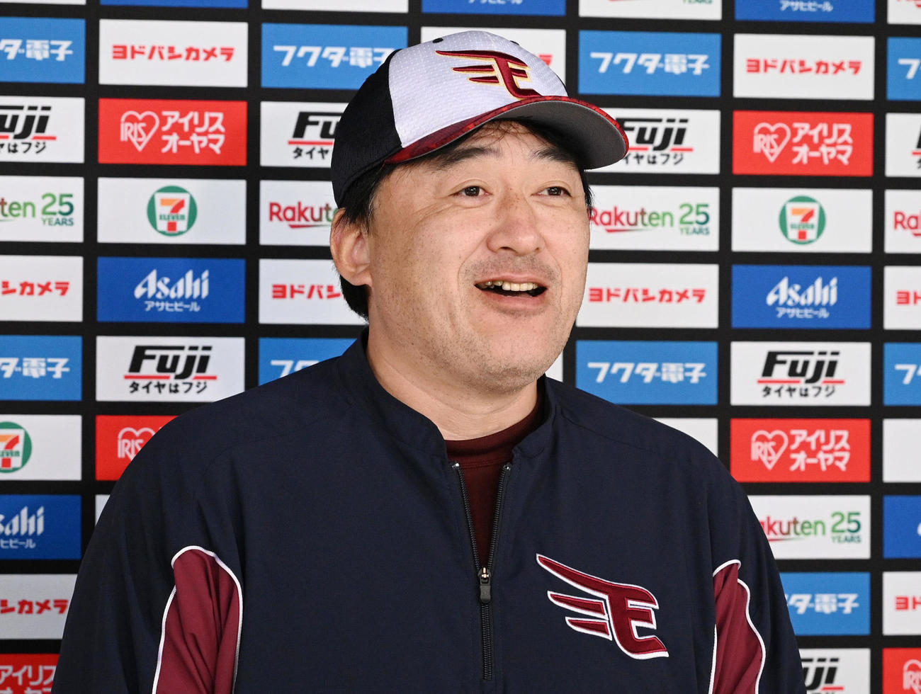 取材に応じる楽天石井GM兼監督（撮影・滝沢徹郎）