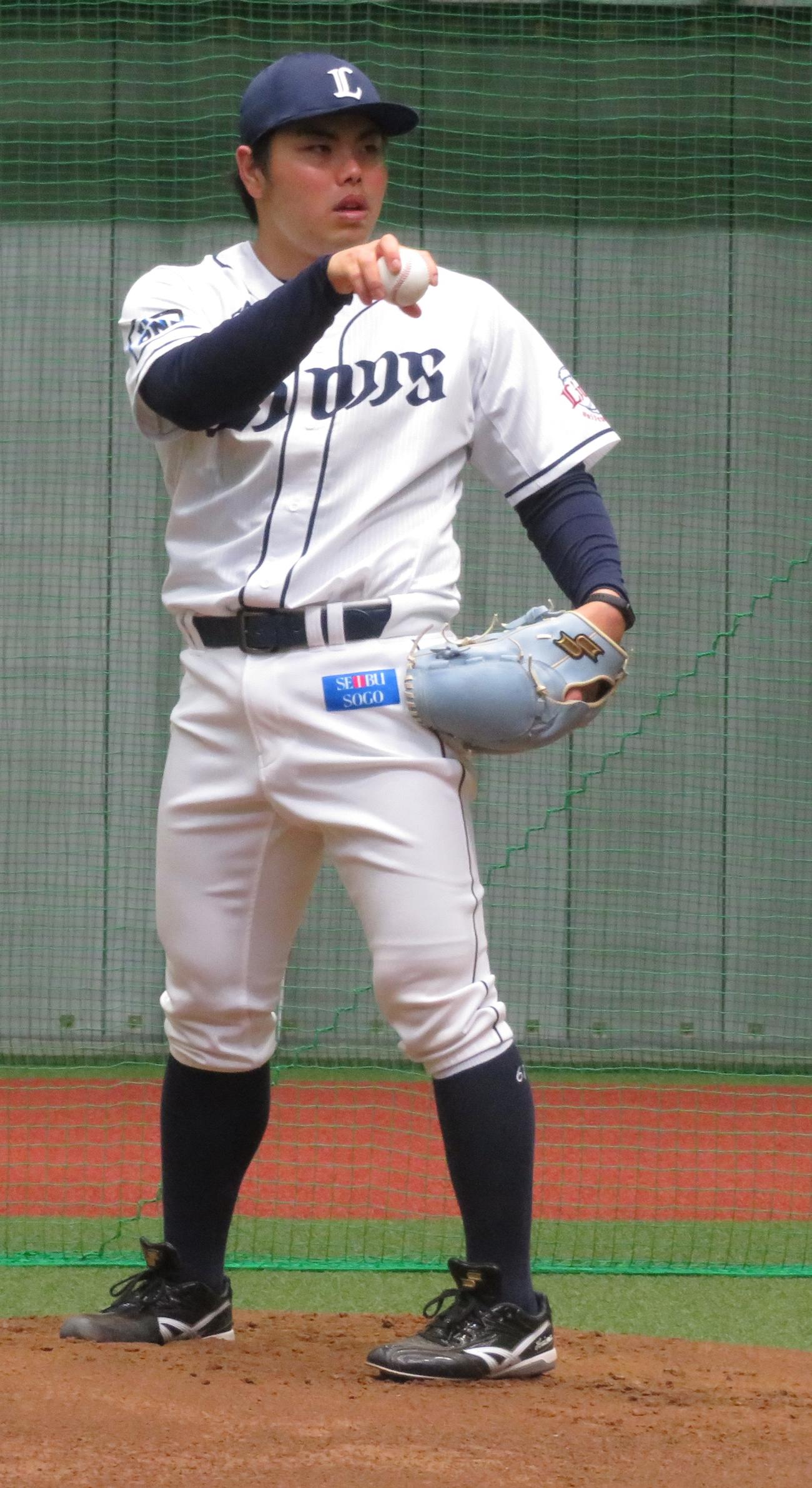 シート打撃に登板する西武平良（球団提供）