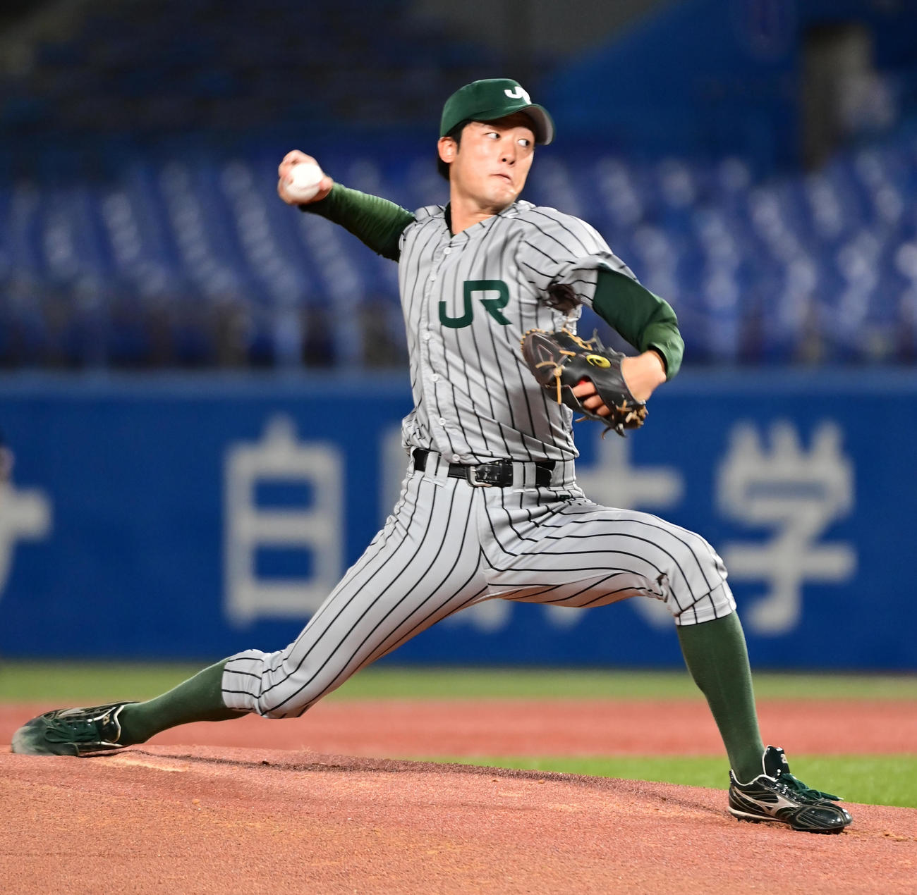 2021年10月、都市対抗野球大会東京都2次予選で力投するJR東日本・小谷野楽夕