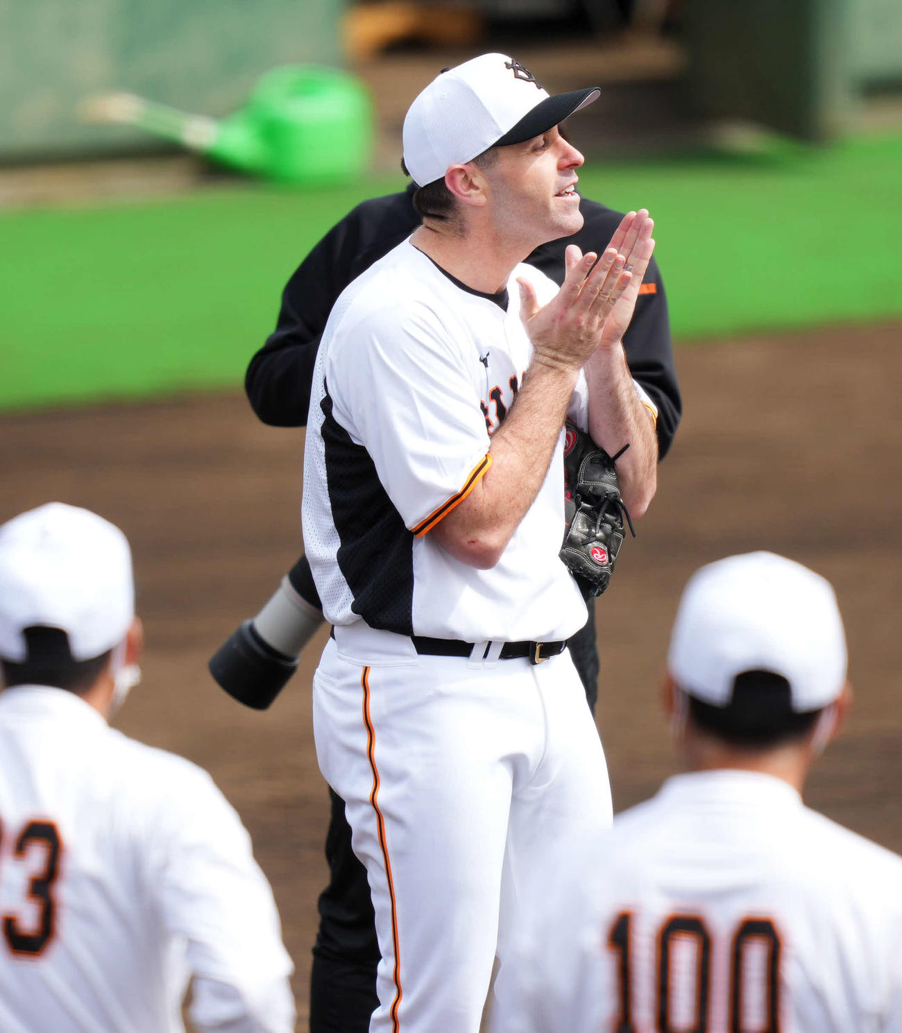 自己紹介でひげを剃ったことを報告する巨人シューメーカー（撮影・横山健太）