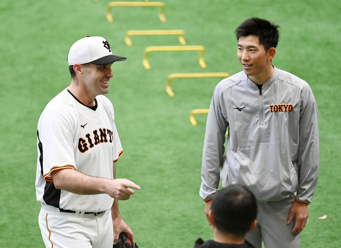 談笑する巨人シューメーカー（左）と戸郷（撮影・横山健太）