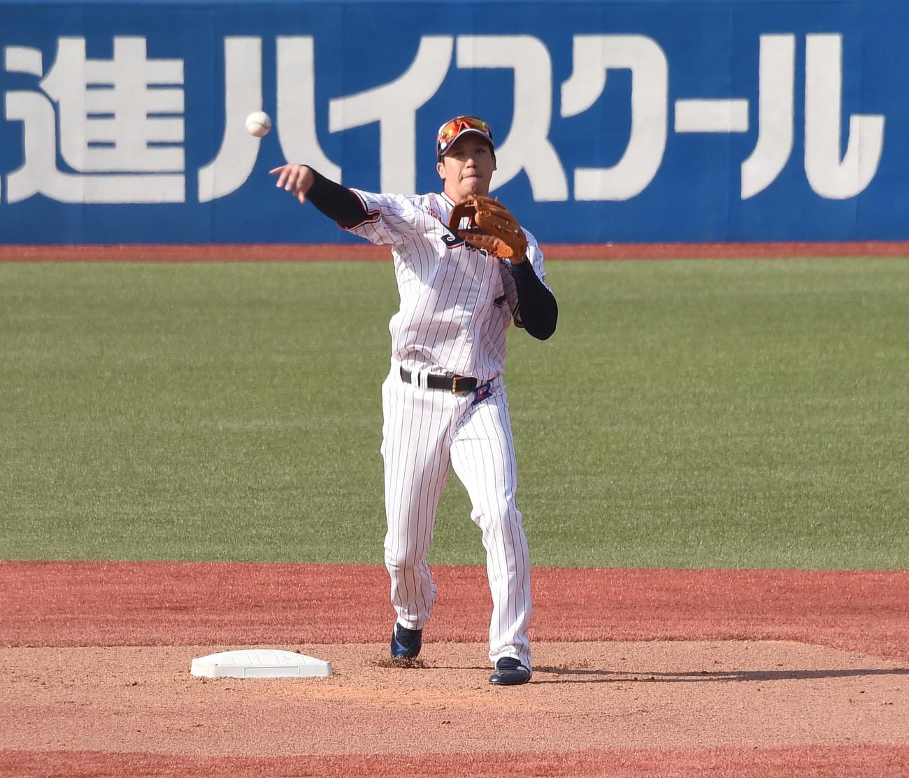 ノックで軽快な動きを見せるヤクルト山田（撮影・鈴木正章）