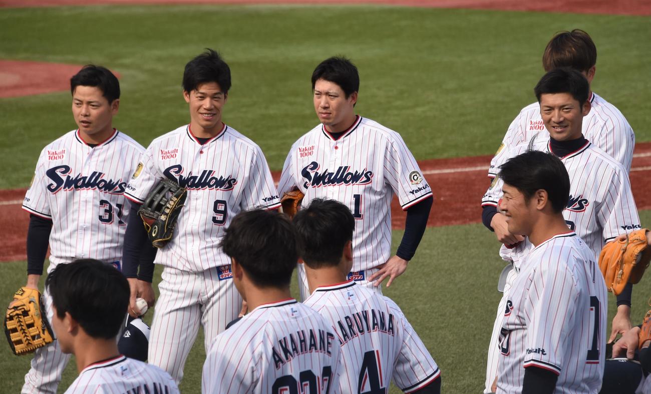 円陣で真剣な表情を見せる山田（左から3人目）らヤクルトの選手たち（撮影・鈴木正章）