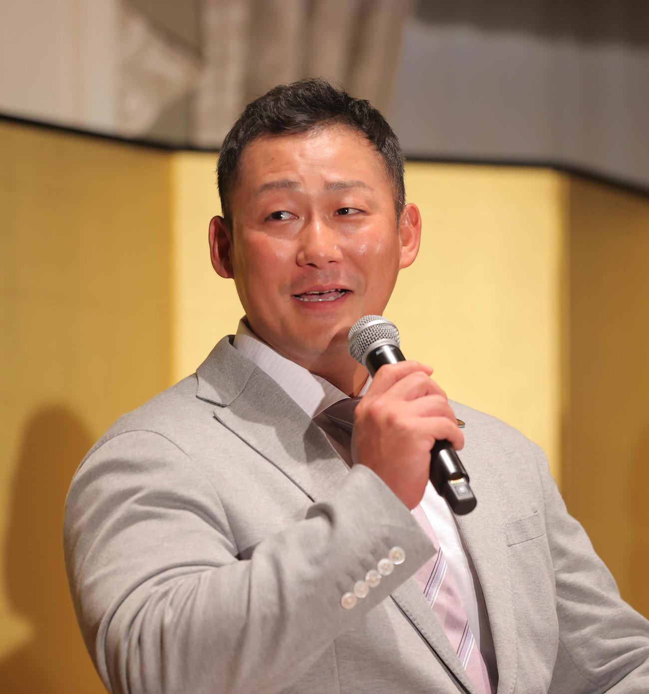 インタビューに答える巨人中田（代表撮影）