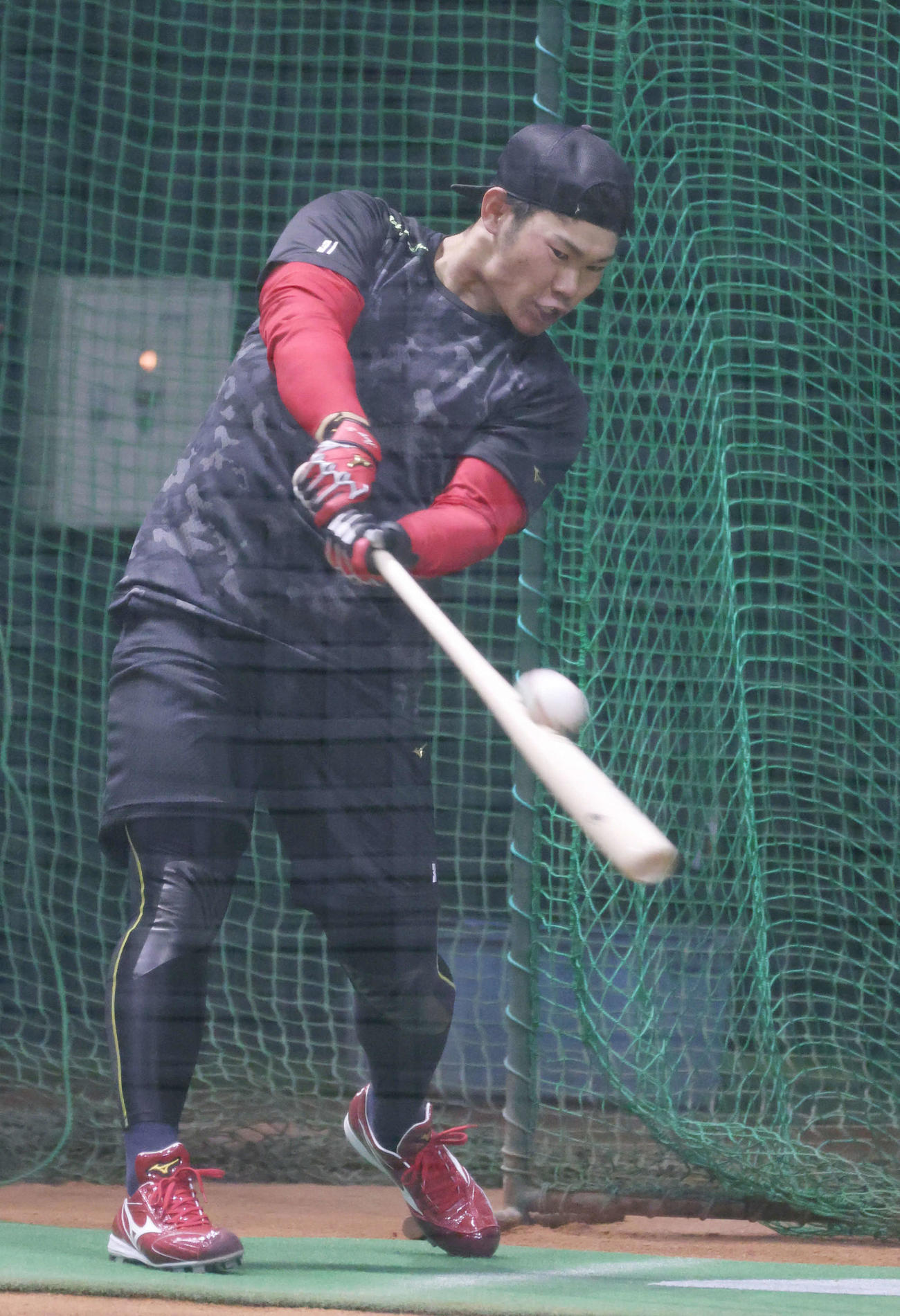 1月、自主トレでフリー打撃を行う坂倉