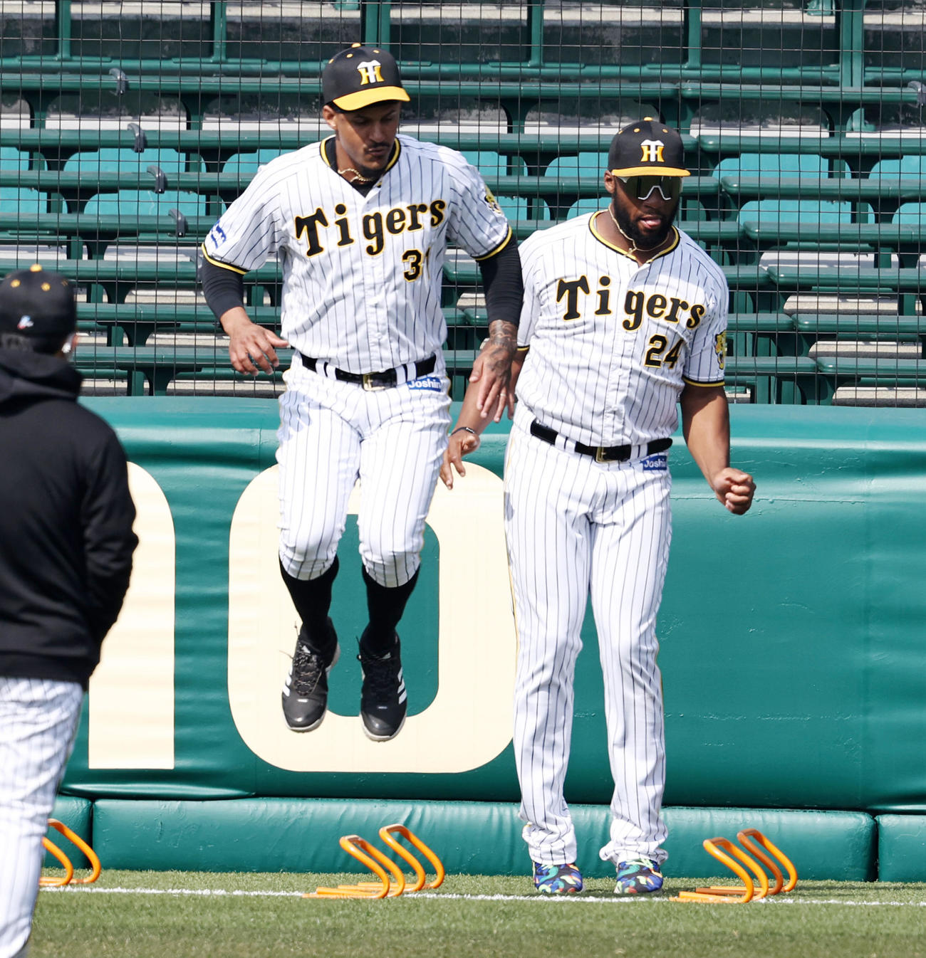 トレーニングでジャンプするマルテ（左）とロハス（撮影・加藤哉）