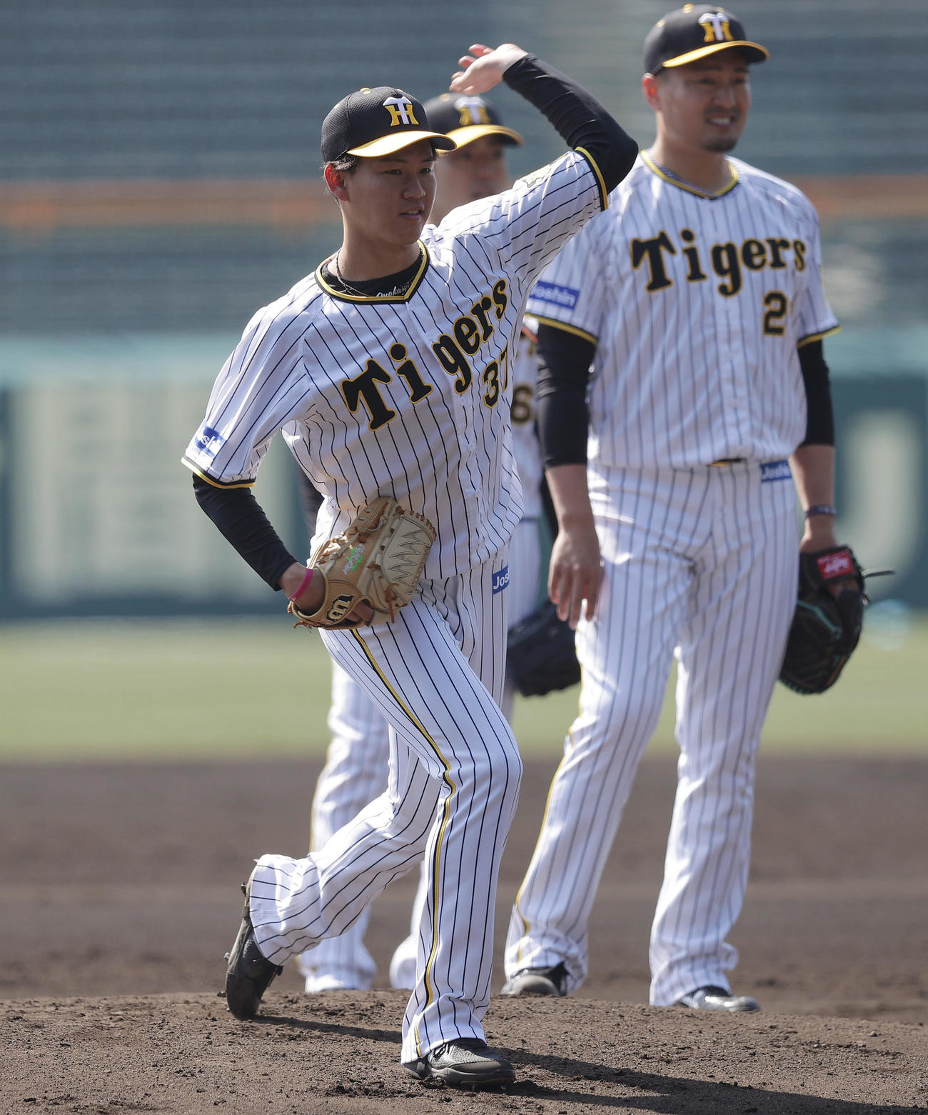 投内連係を行う阪神及川（左）ら（撮影・前田充）