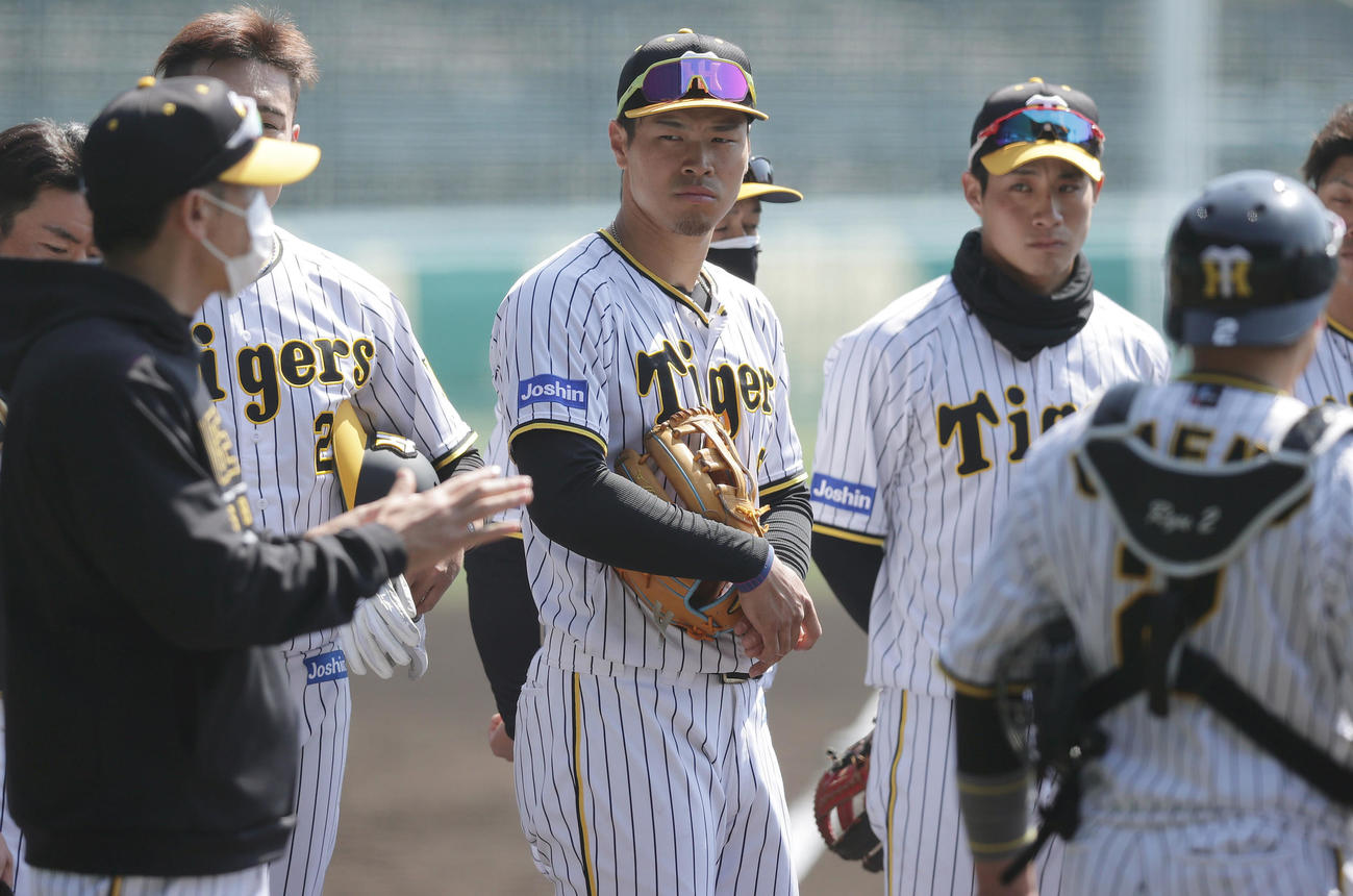 シートノックを終え、阪神矢野監督（手前左）の話を聞く佐藤輝（中央）ら（撮影・前田充）